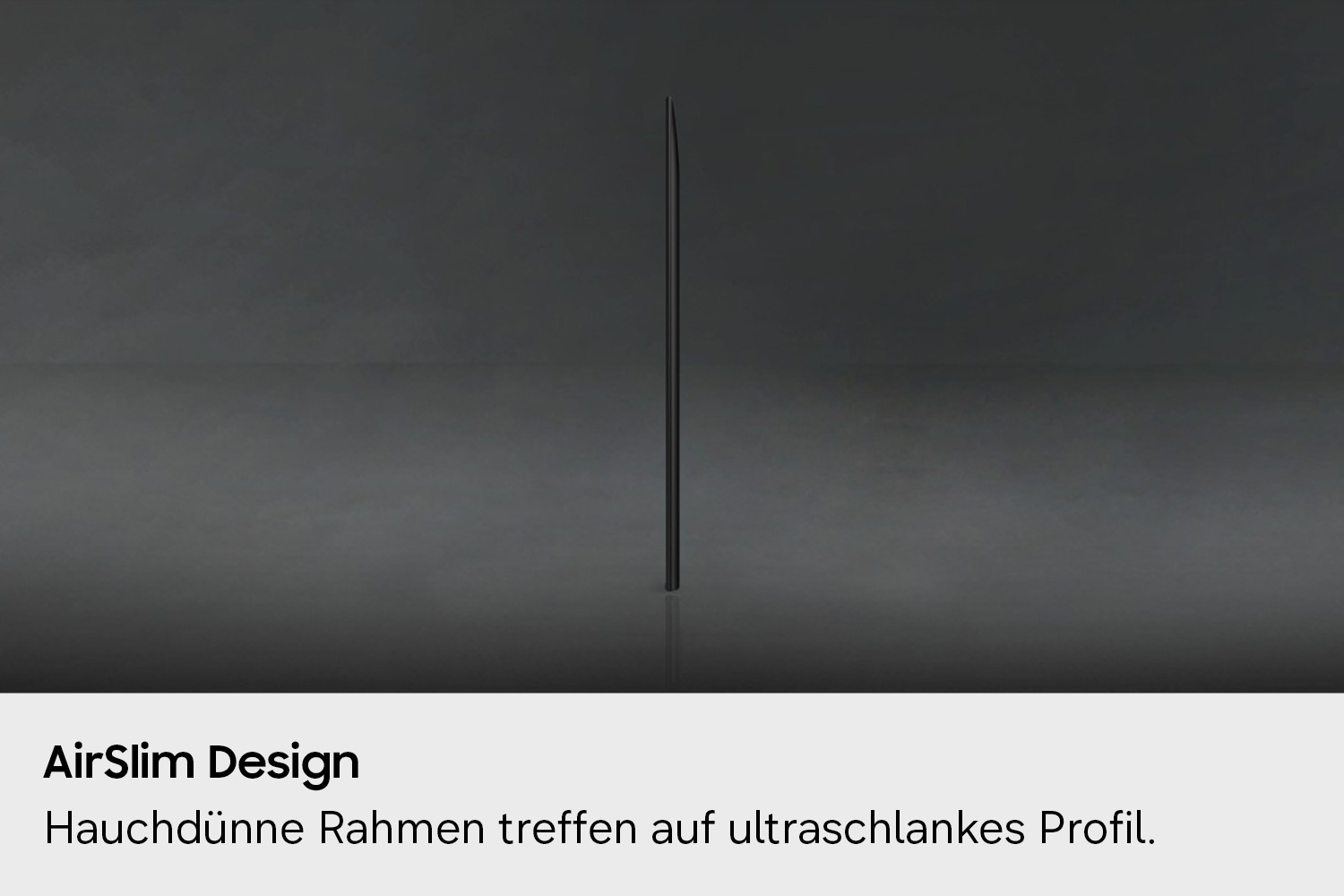 Ein sehr dünner schwarzer Stab steht auf einem dunklen, reflektierenden Hintergrund.