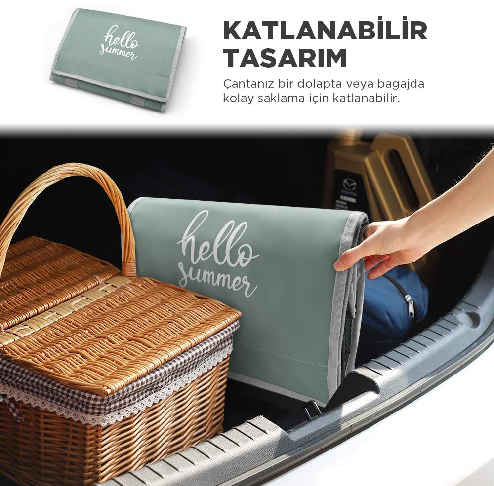 Bir el, "hello summer" yazılı yeşil çantayı piknik sepetinin yanına araba bagajına yerleştiriyor.