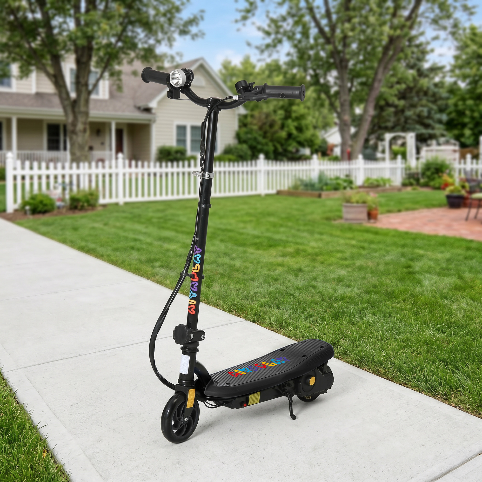 Un patinete eléctrico negro está en una acera frente a una casa con jardín.