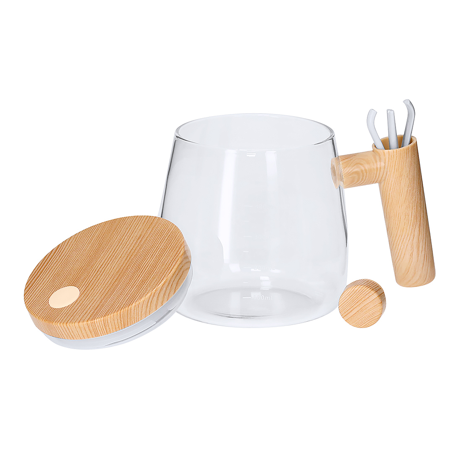 Taza de cristal con asa de madera, tapa y pomo pequeño sobre fondo blanco.