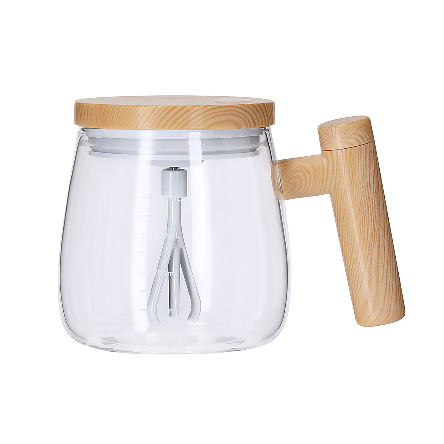 Una jarra de vidrio transparente con tapa y asa de madera, con batidor blanco dentro.