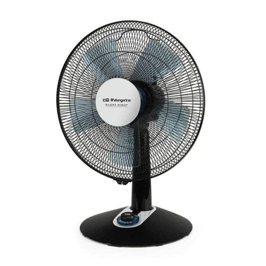 Un ventilatore da tavolo nero con pale blu su sfondo bianco.