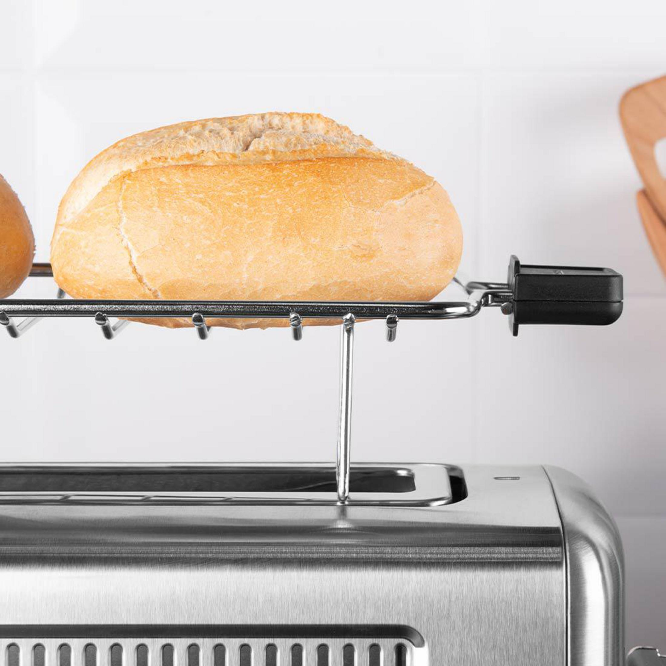 Ein Brötchen auf einem silbernen Toaster-Aufwärmgestell.
