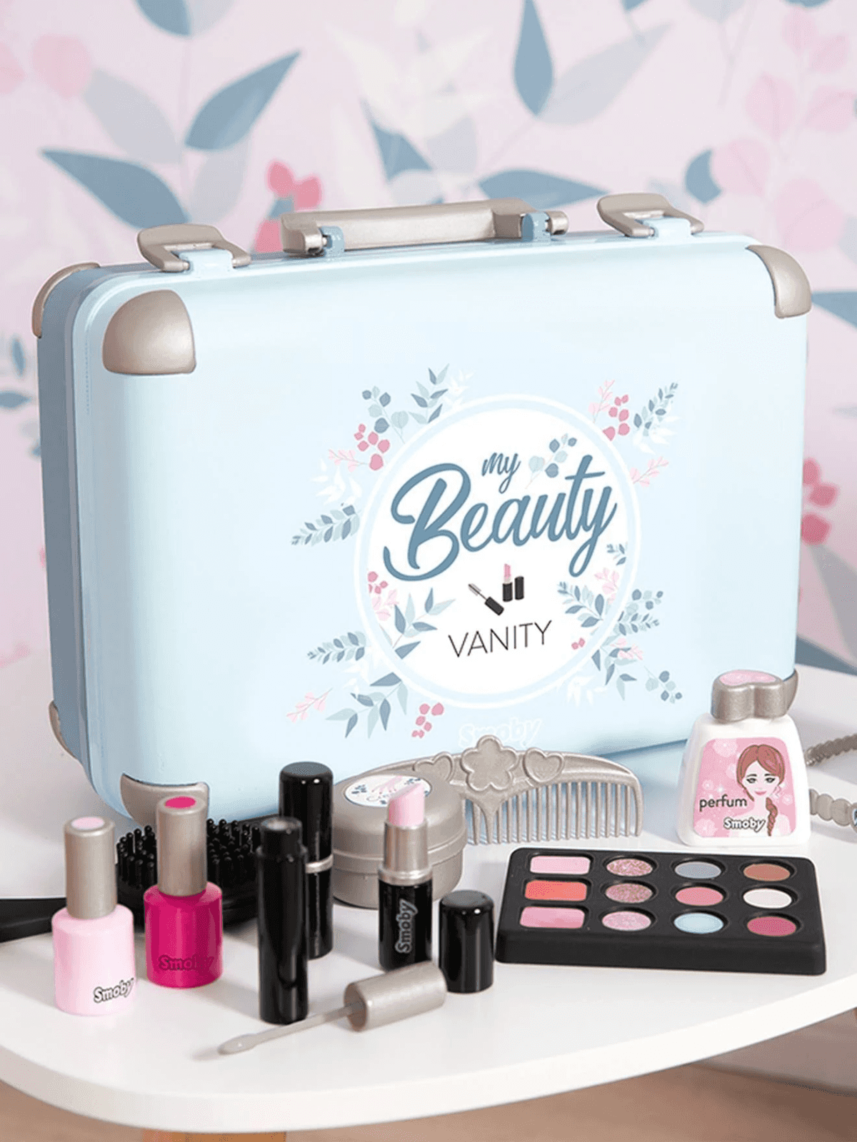 Eine hellblaue Kosmetikkoffer mit Make-up-Artikeln: Lippenstift, Nagellack, Lidschatten, Kamm, Parfüm.