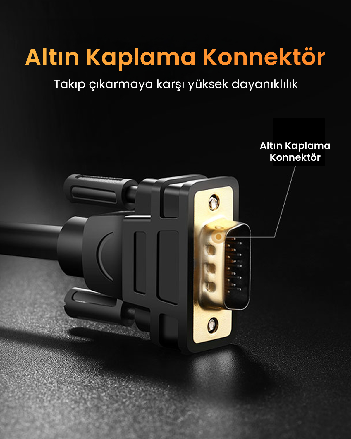 Altın kaplama VGA konektörlü siyah kablo, yakın çekim.