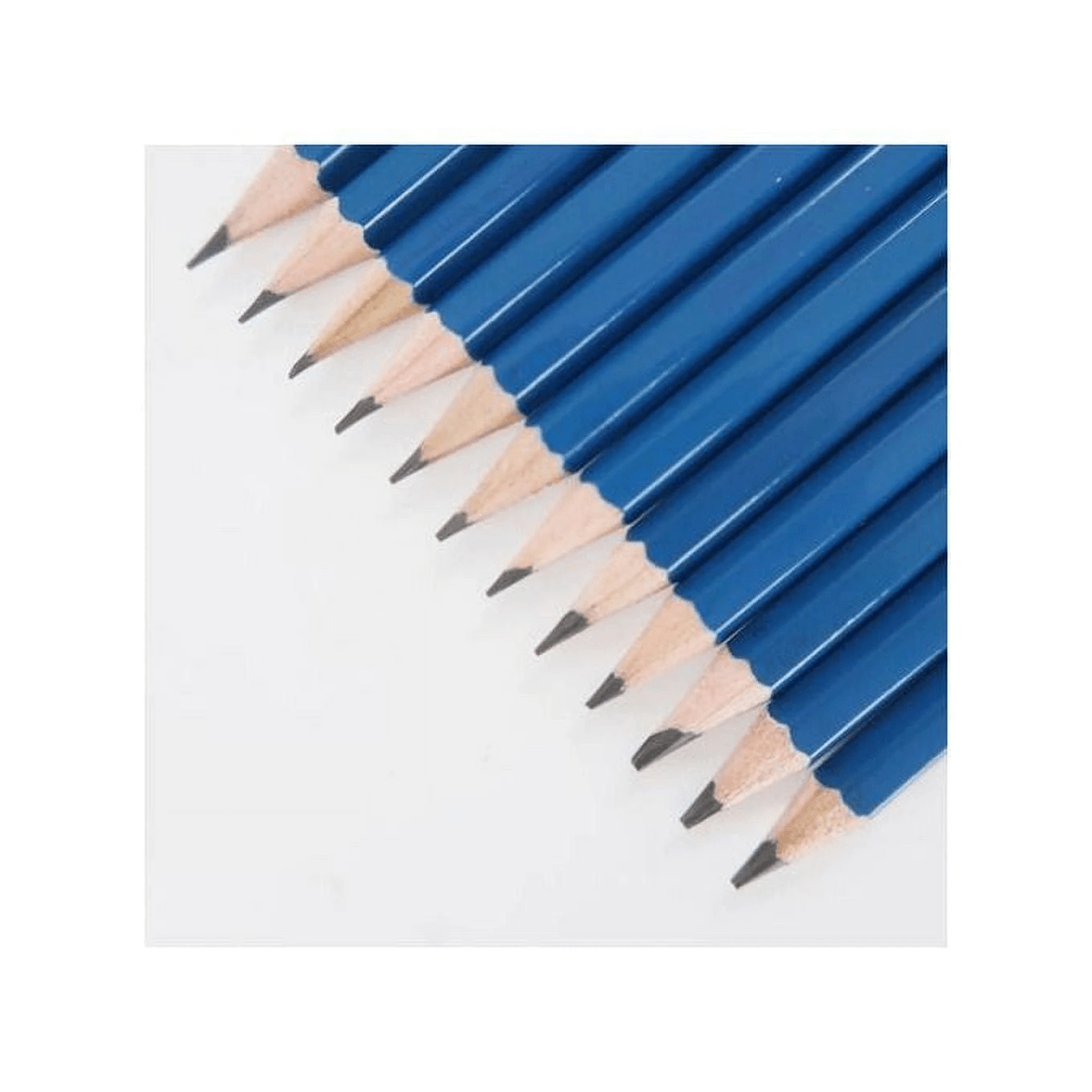 Une rangée de crayons bleus aux pointes taillées sur fond blanc.