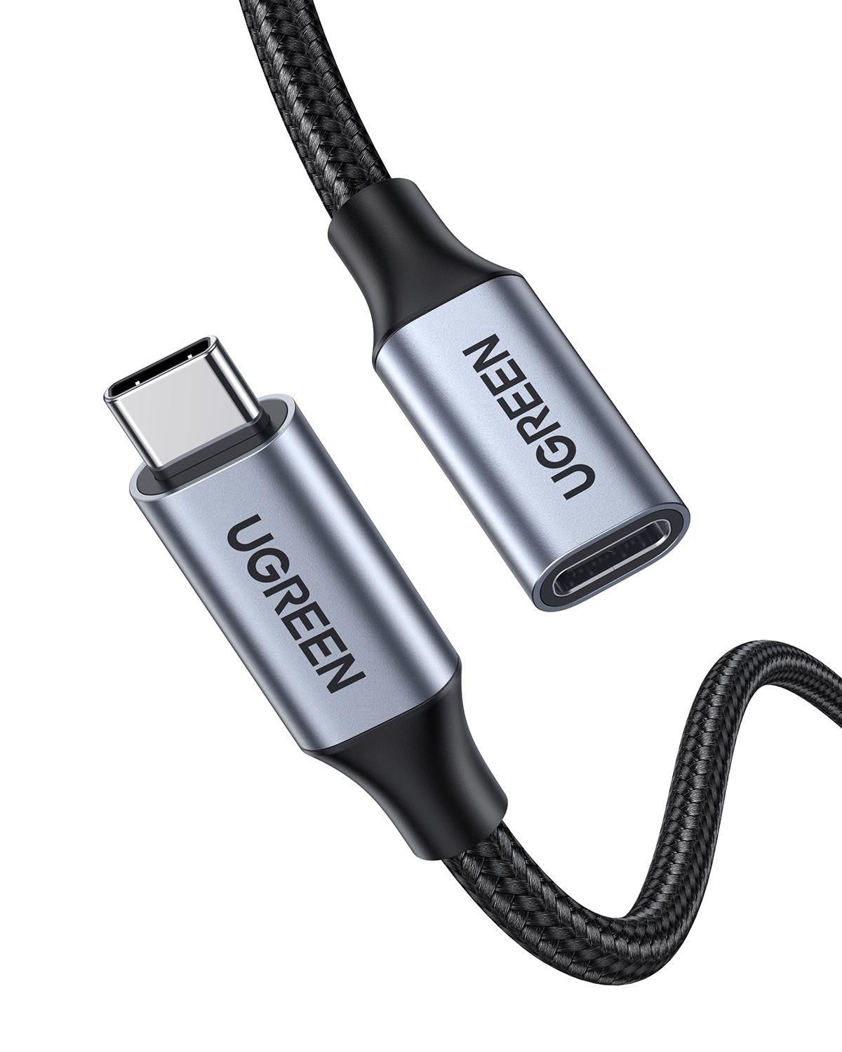 Beyaz arka planda siyah örgülü kablolu bir UGREEN USB-C adaptörü.