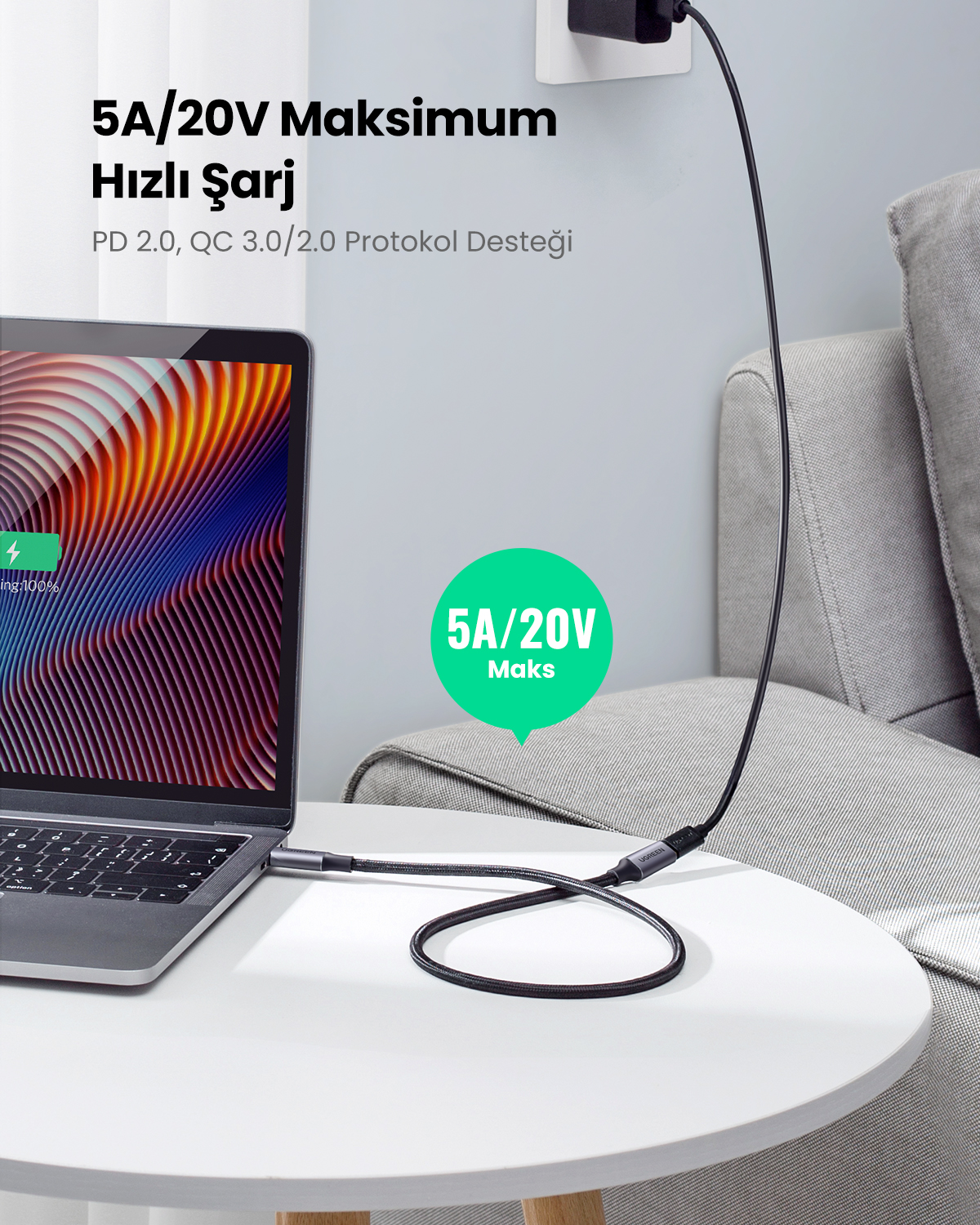 Bir dizüstü bilgisayar siyah kabloyla prize takılı. 5A/20V maks.