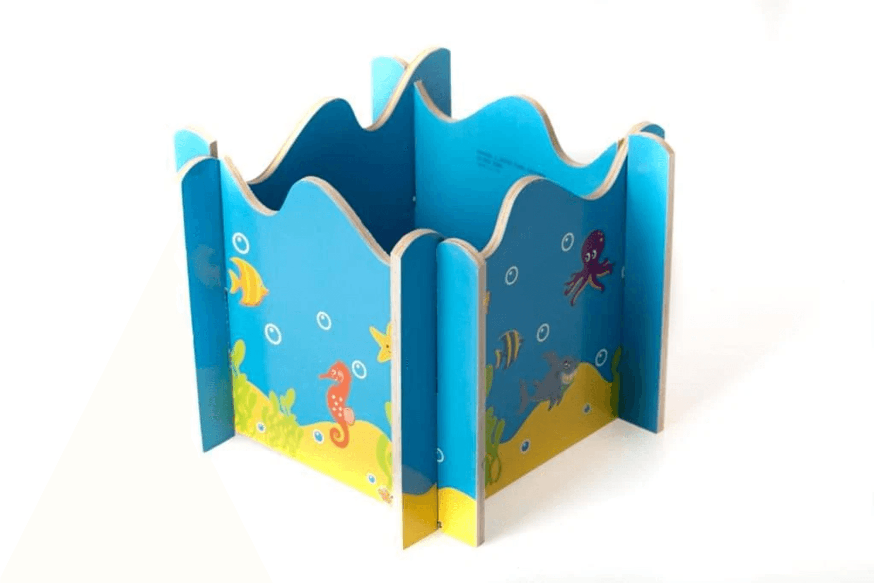Ein blauer Holzbehälter mit Unterwassermotiv: Fische, Seepferdchen, Hai, Oktopus.