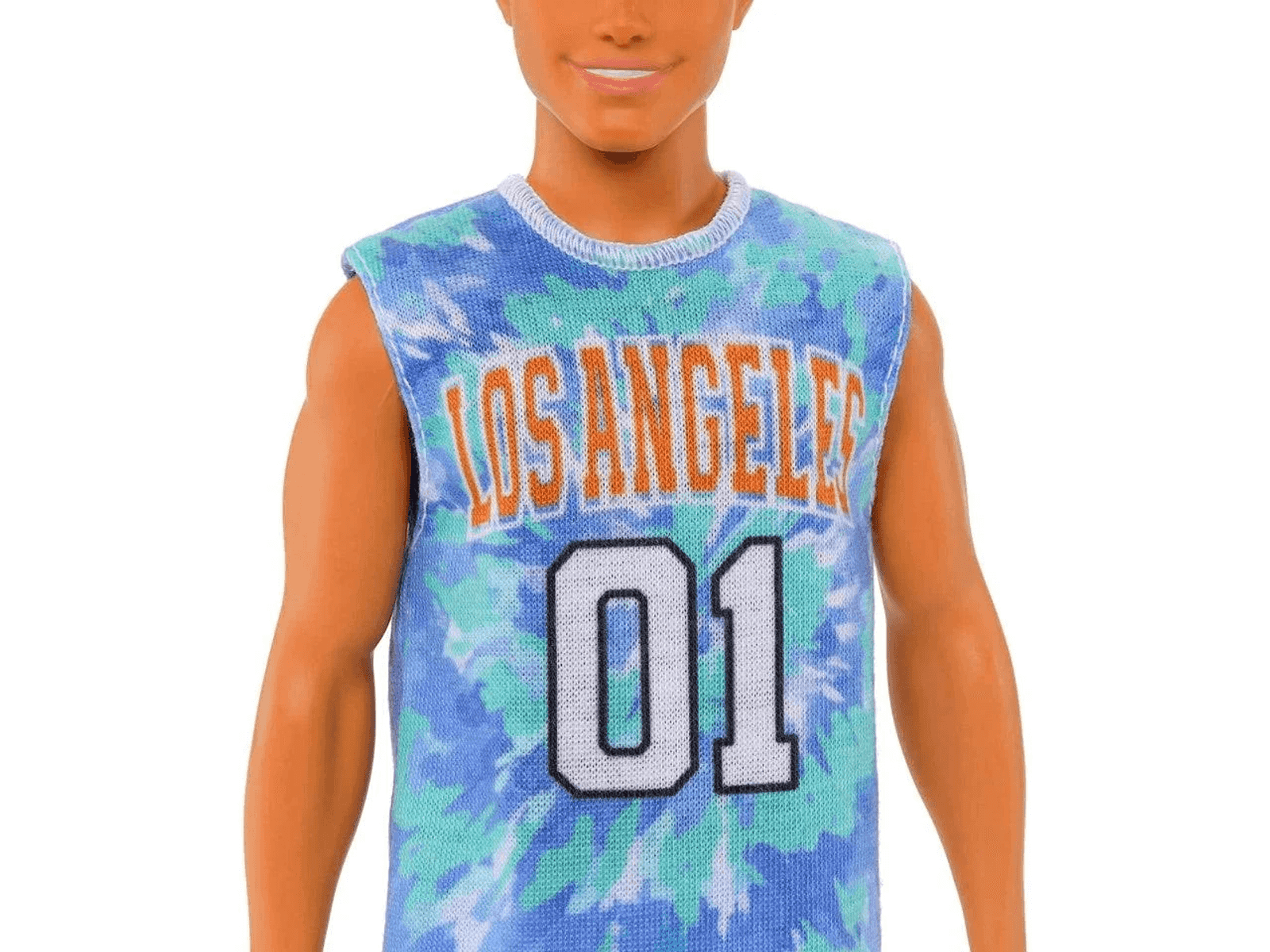Ein Mann trägt ein blaues und grünes Tanktop mit dem Aufdruck 'Los Angeles 01'.