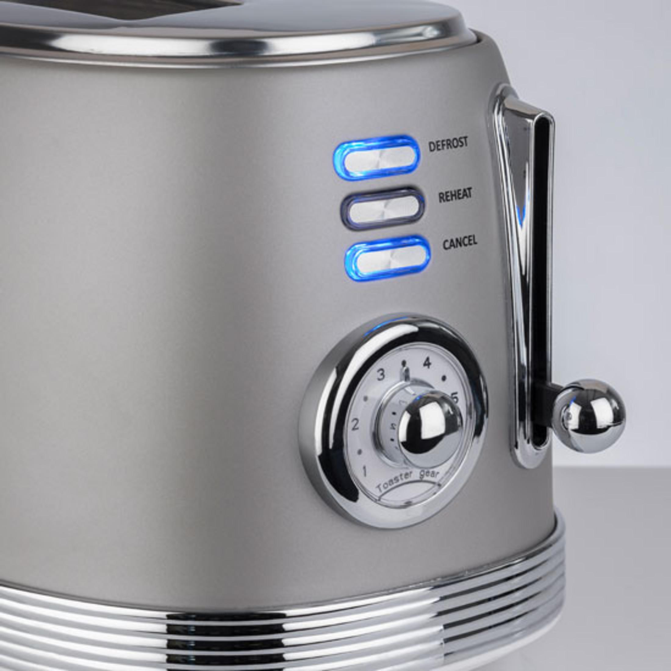 Grauer Toaster mit Chromdetails, blau beleuchteten Tasten und Einstellknopf.