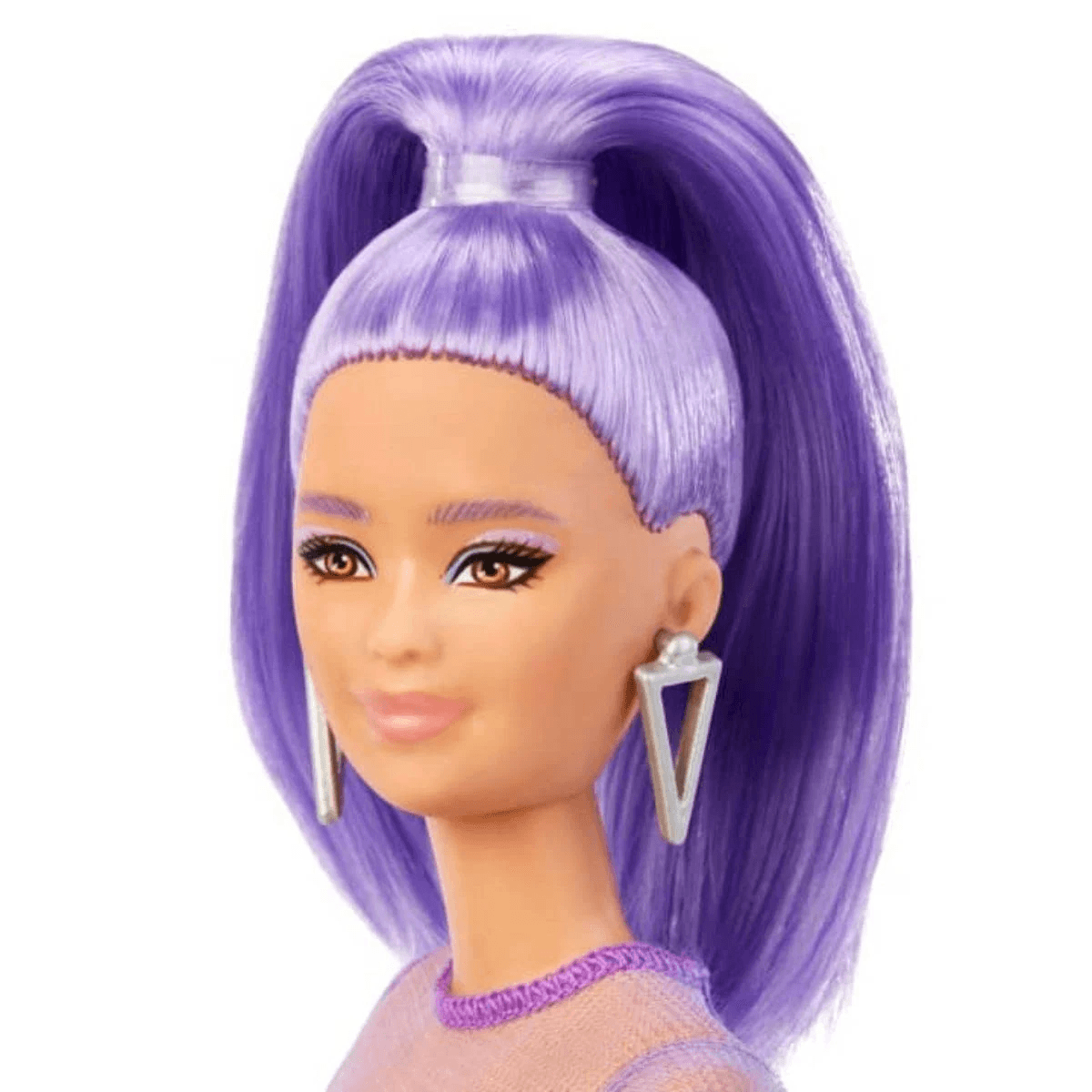 Eine Barbie-Puppe mit lila Haar, das zu einem hohen Pferdeschwanz gebunden ist, und dreieckigen Ohrringen.
