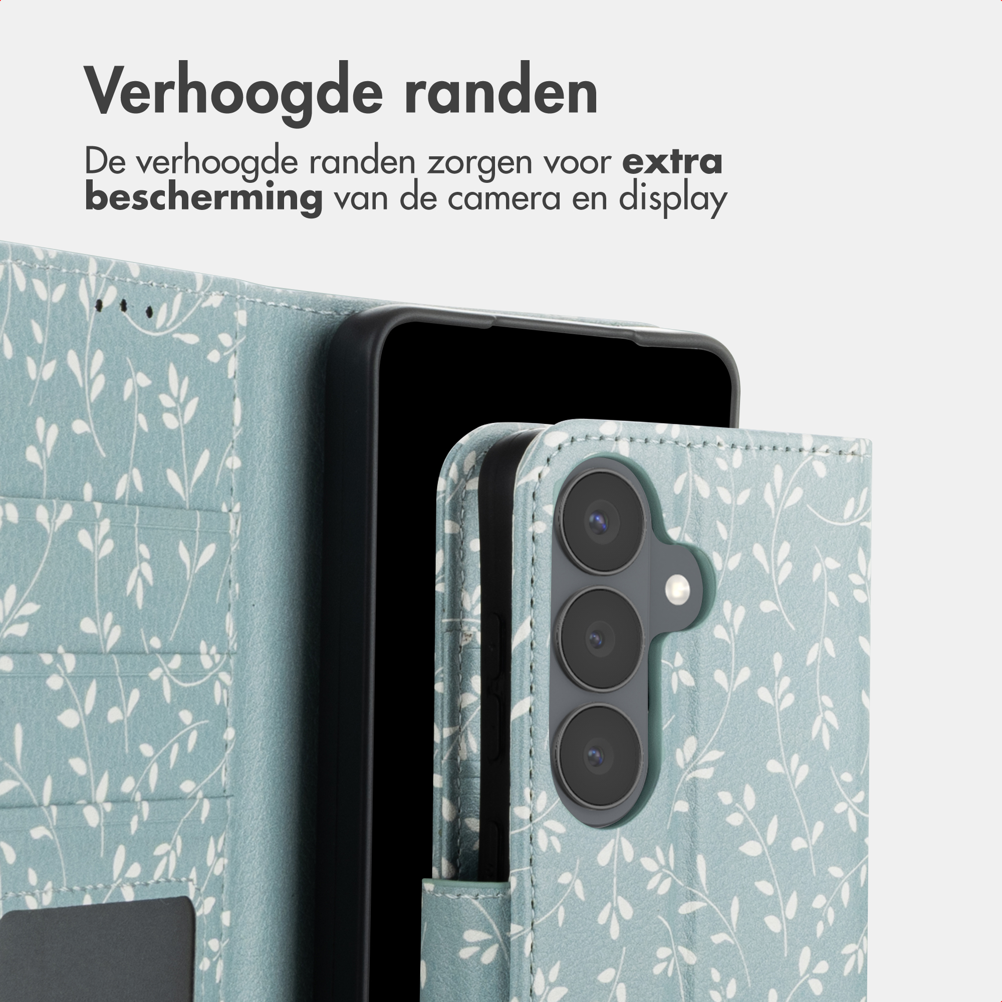 Lichtblauwe telefoonhoes met bladerpatroon en verhoogde randen.