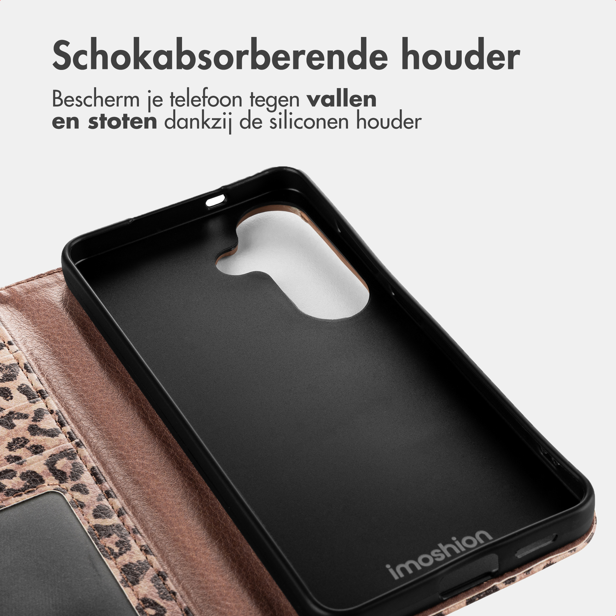 Zwarte telefoonhoes met luipaardprint klep. Binnenkant met "imoshion" logo.