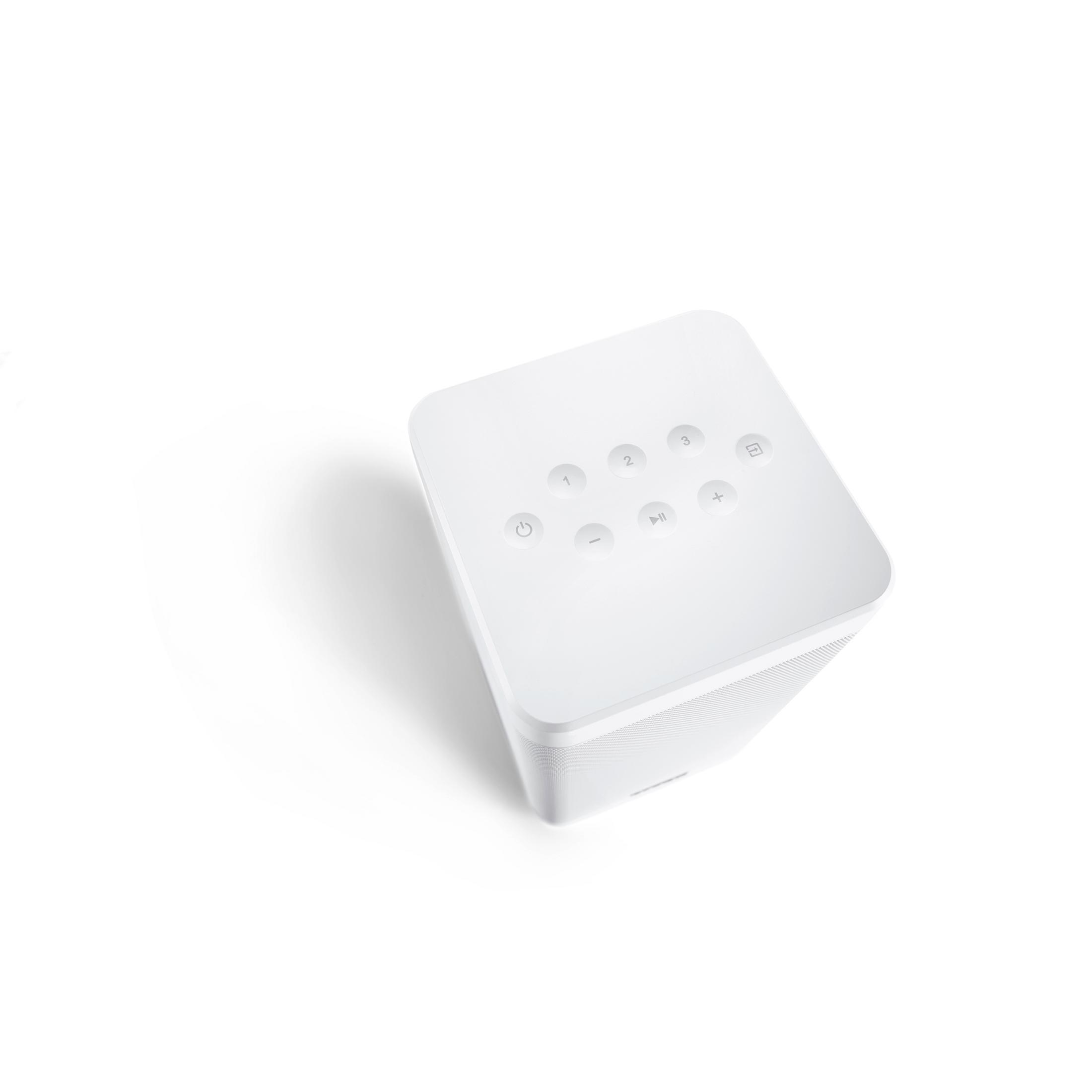 Een witte luidspreker met knoppen voor volume, afspelen en aan/uit.
