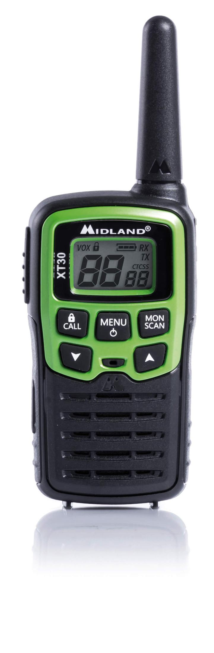 Un walkie-talkie Midland XT30 con cuerpo verde y negro, antena y pantalla.