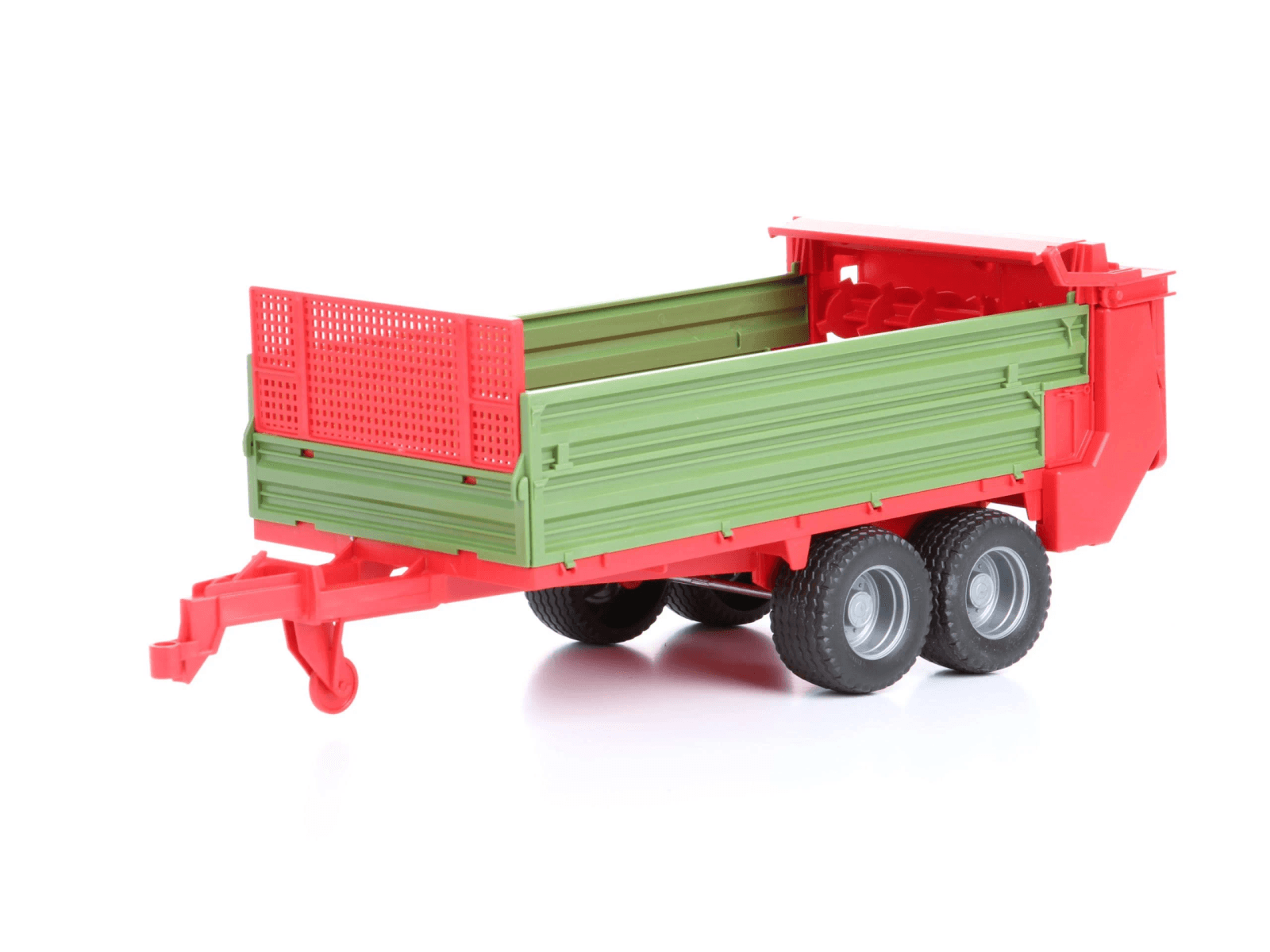 Roter und grüner Spielzeuganhänger mit Doppelrädern und weißem Hintergrund.