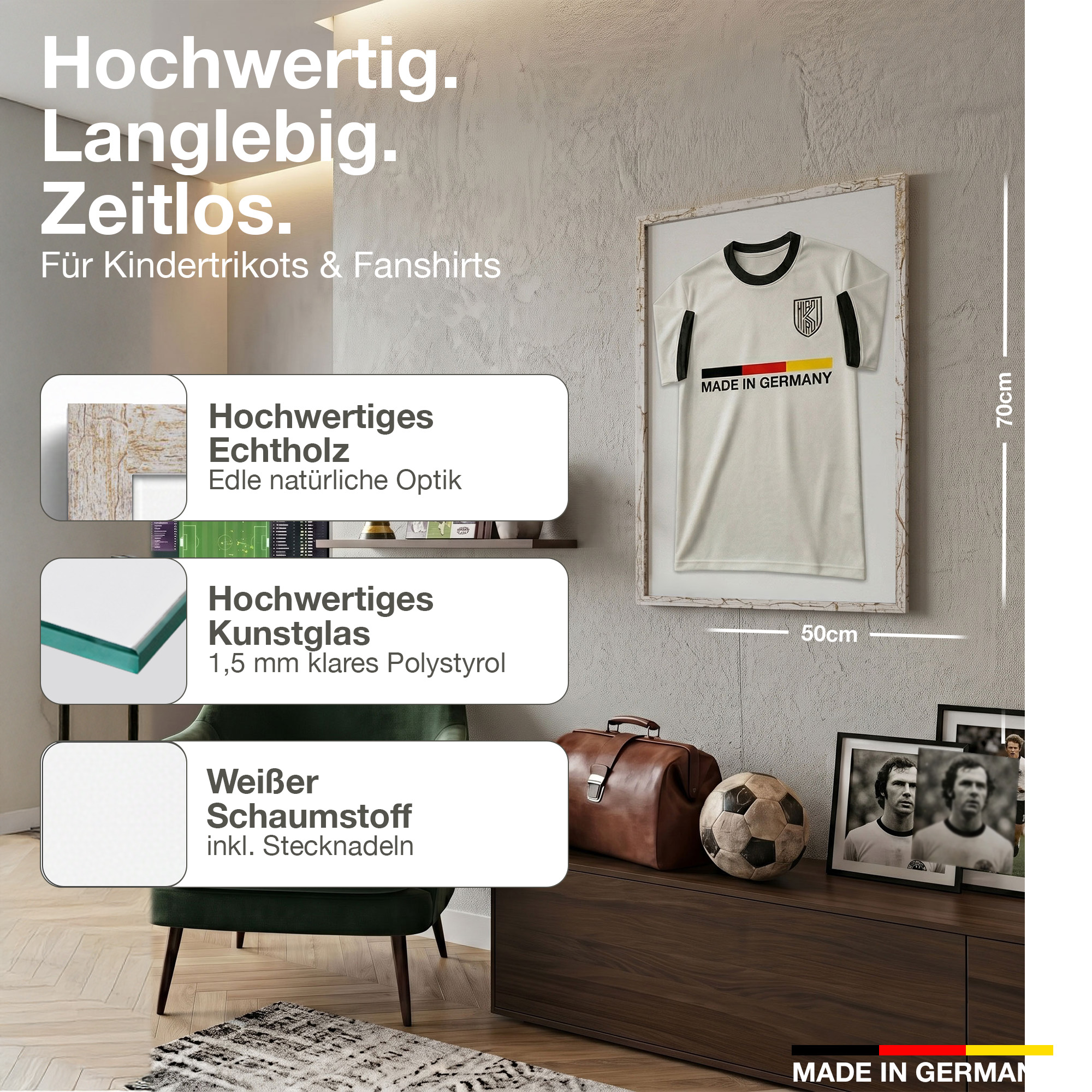 Gerahmtes Deutschlandtrikot neben Ledertasche, Fußball und Fotos.