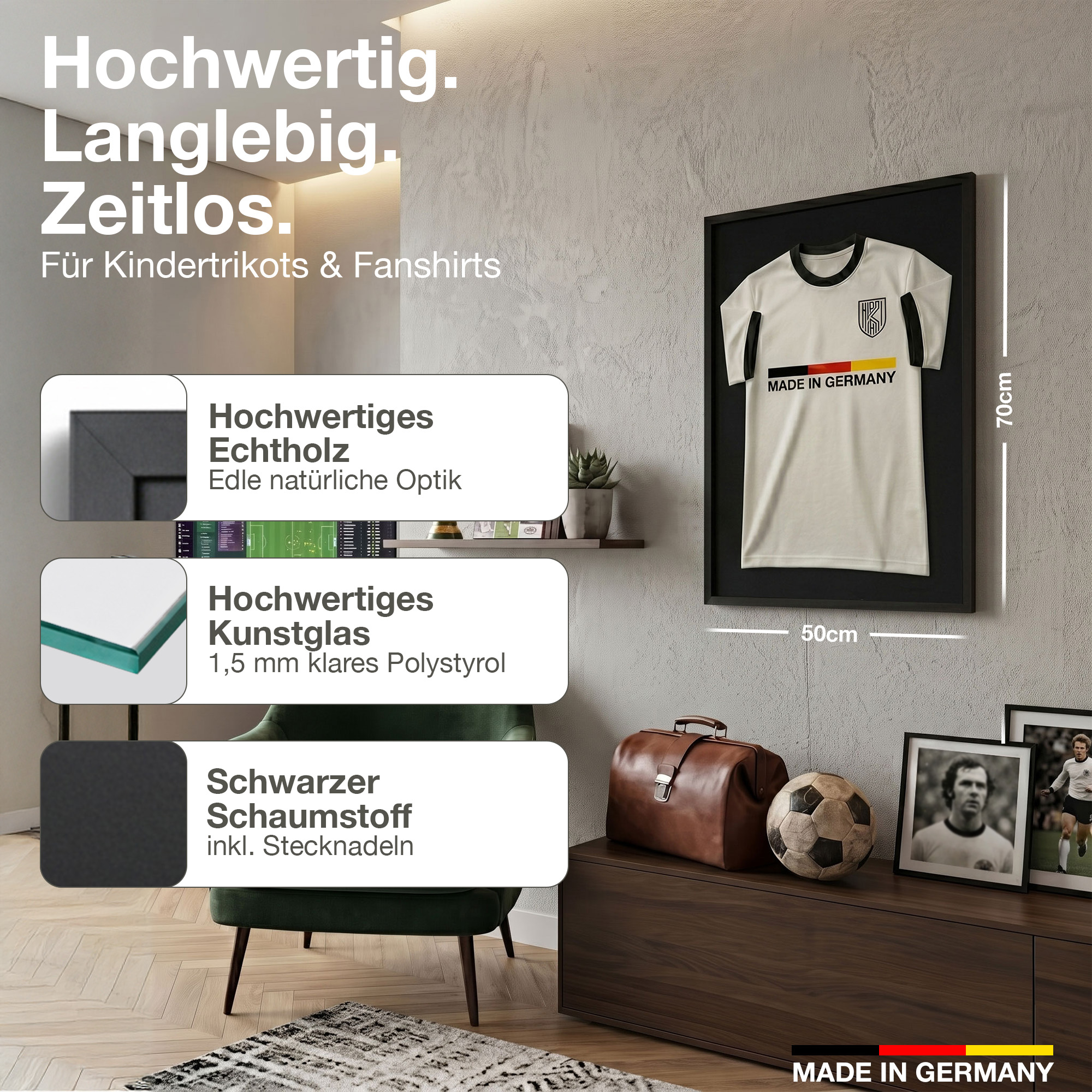 Ein weißes Fußballtrikot mit Deutschlandfarben hängt in einem schwarzen Rahmen.