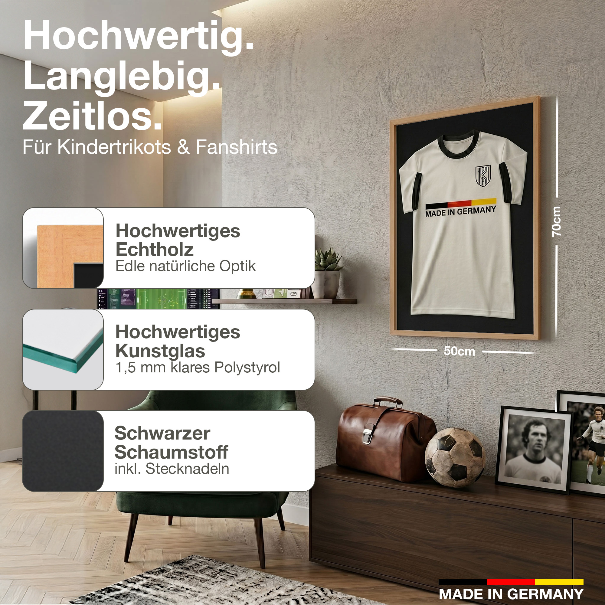 Ein Trikot mit Deutschlandfarben in einem Holzrahmen, neben einer Ledertasche und einem Fußball.