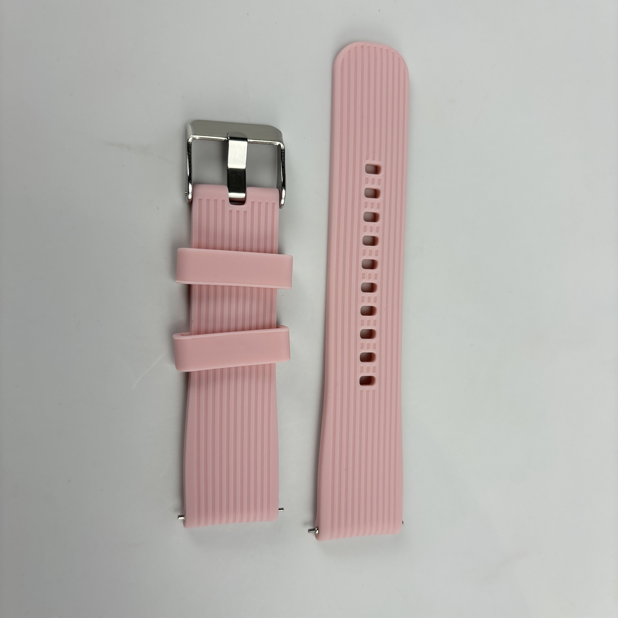 Due cinturini per orologio in silicone rosa con scanalature e fibbia metallica.