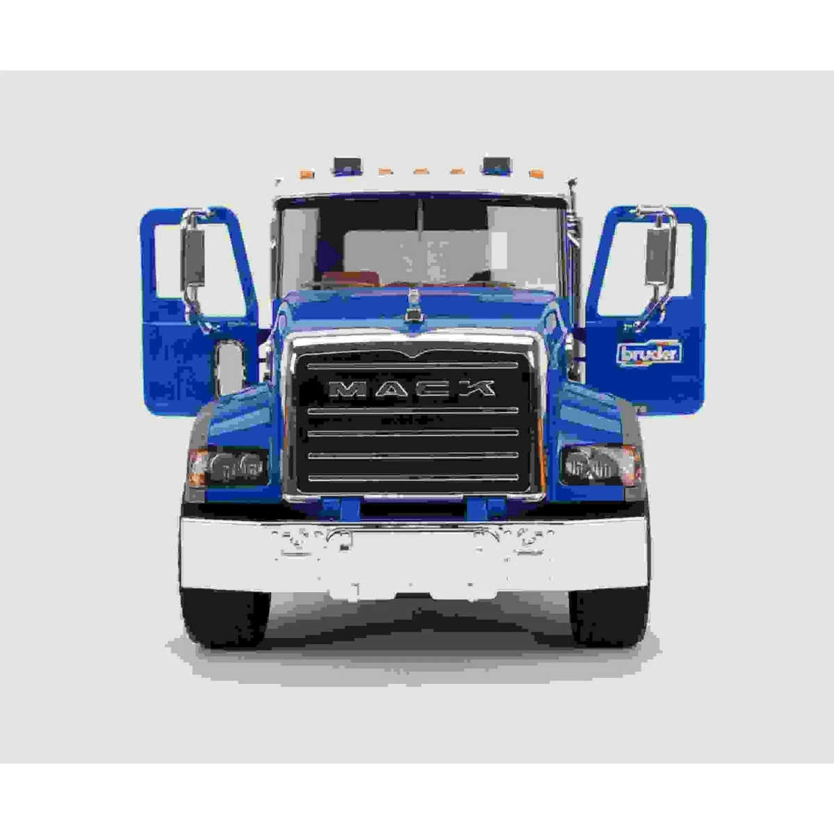 Ein blauer Mack-LKW mit geöffneten Türen und einem Chromgitter vor einem grauen Hintergrund.