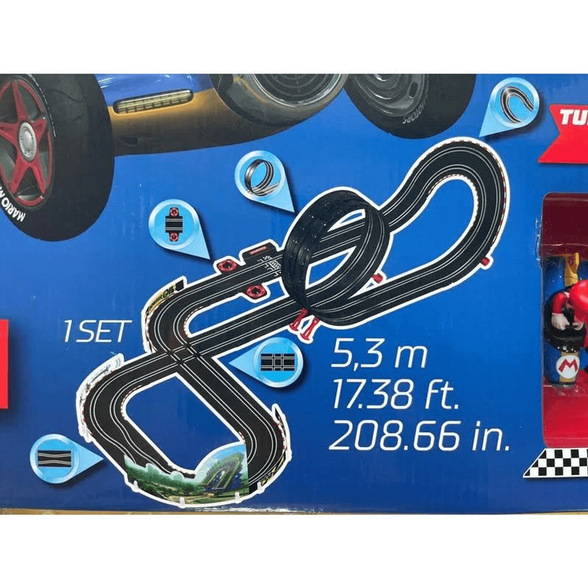 Un set de pista de carreras Mario Kart con coches, piezas y medidas.