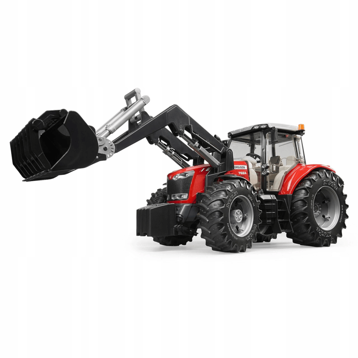 Un tractor rojo con pala frontal y cazo negro sobre fondo blanco.