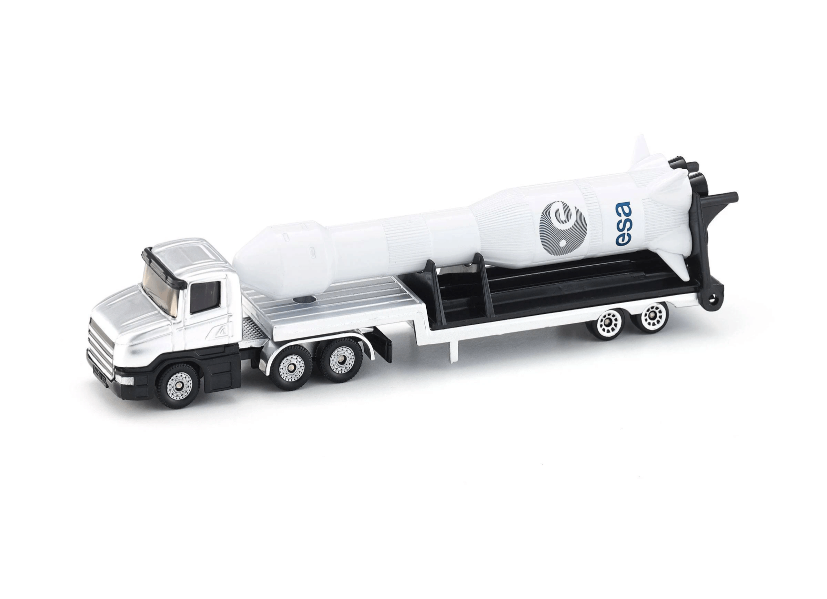 Un camión de juguete plateado transporta un modelo de cohete blanco con logo de la ESA.