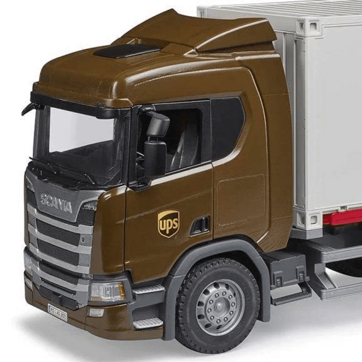 Brauner UPS LKW mit weißem Container, Detailansicht der Fahrerkabine.