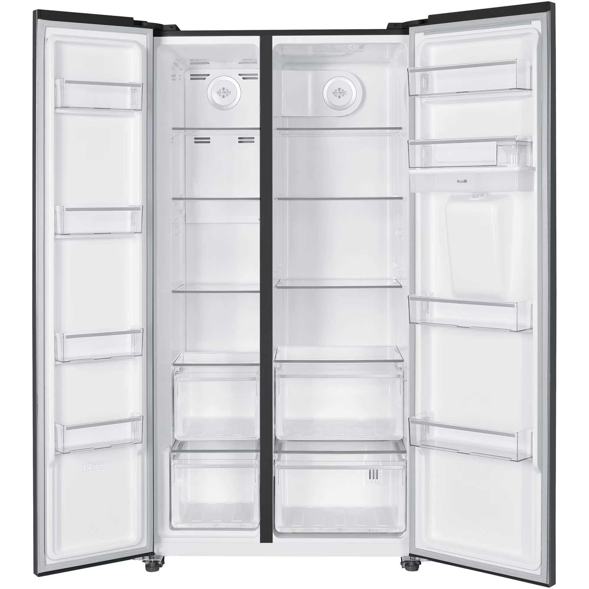 Ein offener, leerer Kühlschrank mit zwei Türen und Glasablagen.