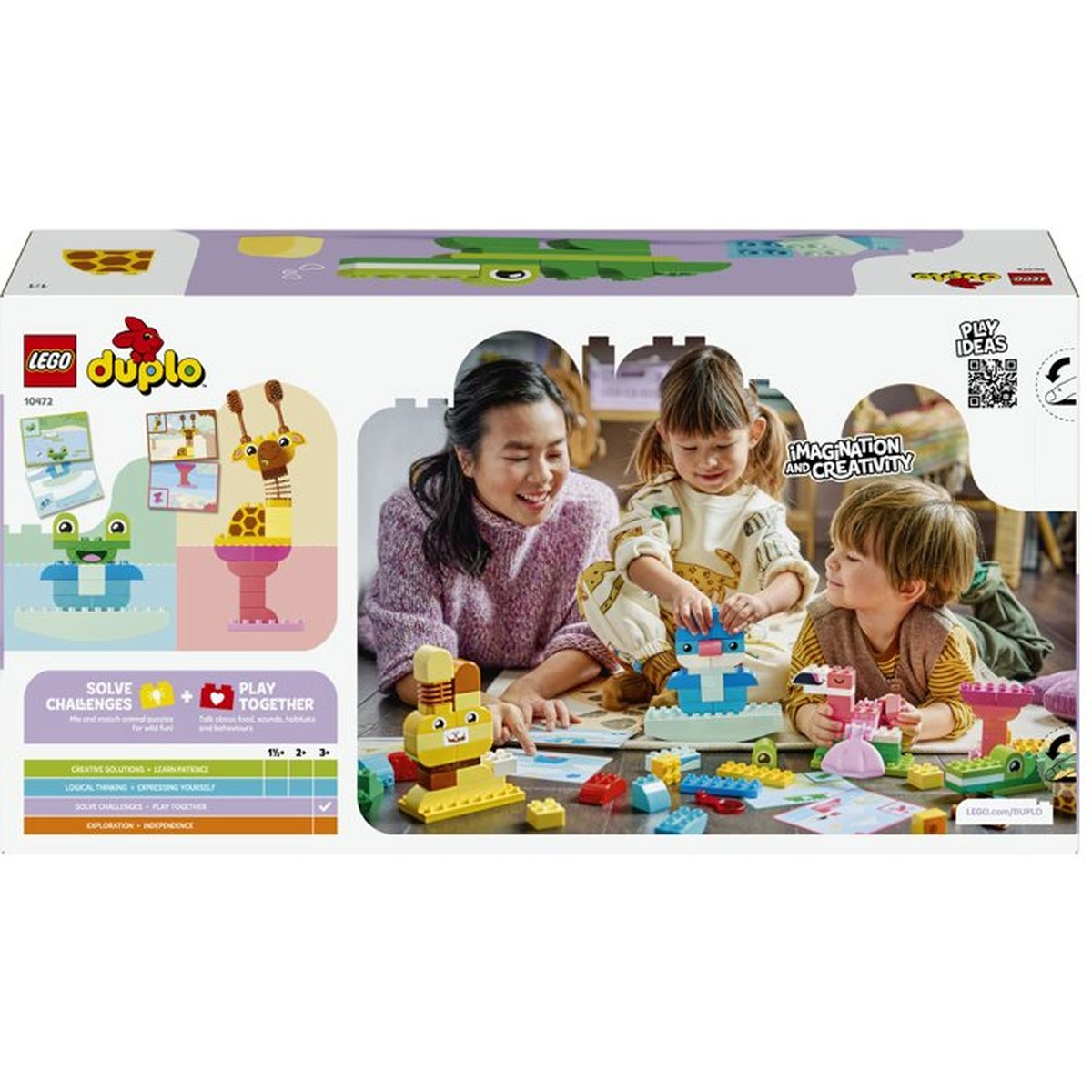Famiglia gioca con mattoncini LEGO Duplo colorati, costruendo animali.