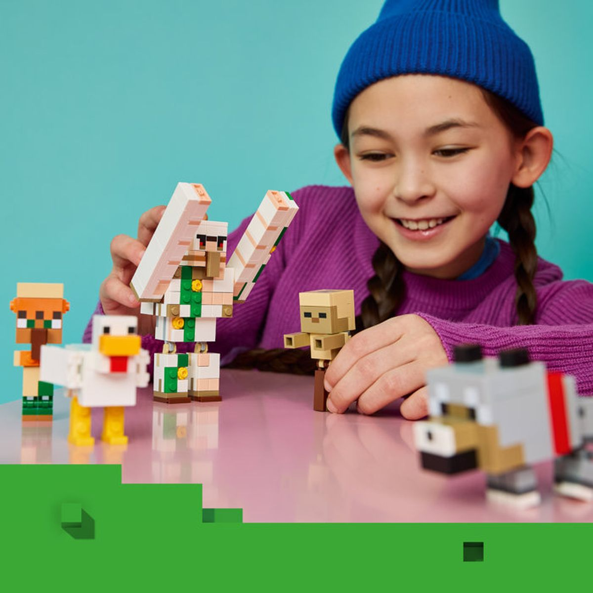 Kız, Minecraft figürleriyle oynuyor: Golem, tavuk, kurt, zombi ve köylü.