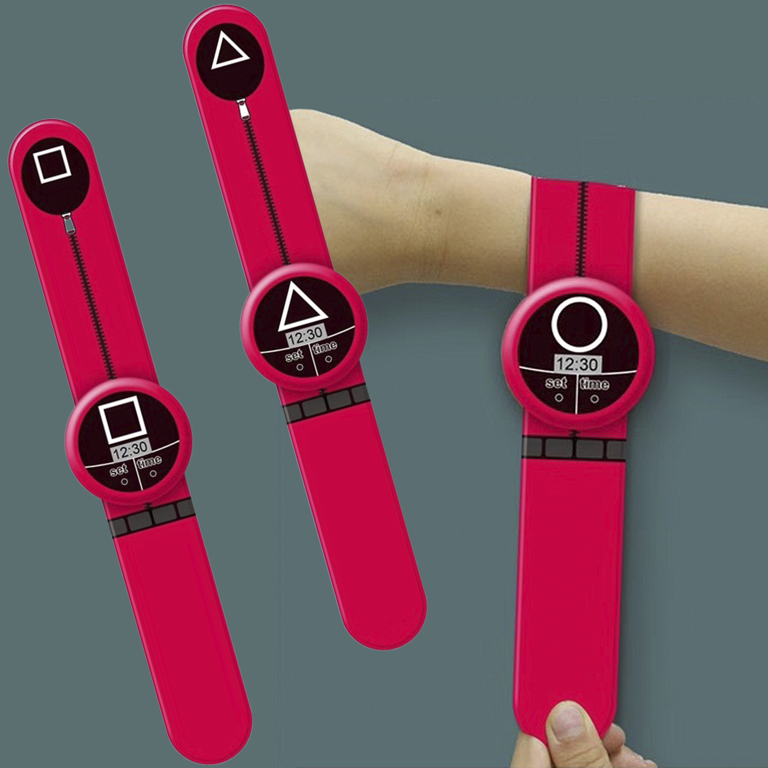 Tre braccialetti rossi con forme geometriche e display digitali dell'ora.