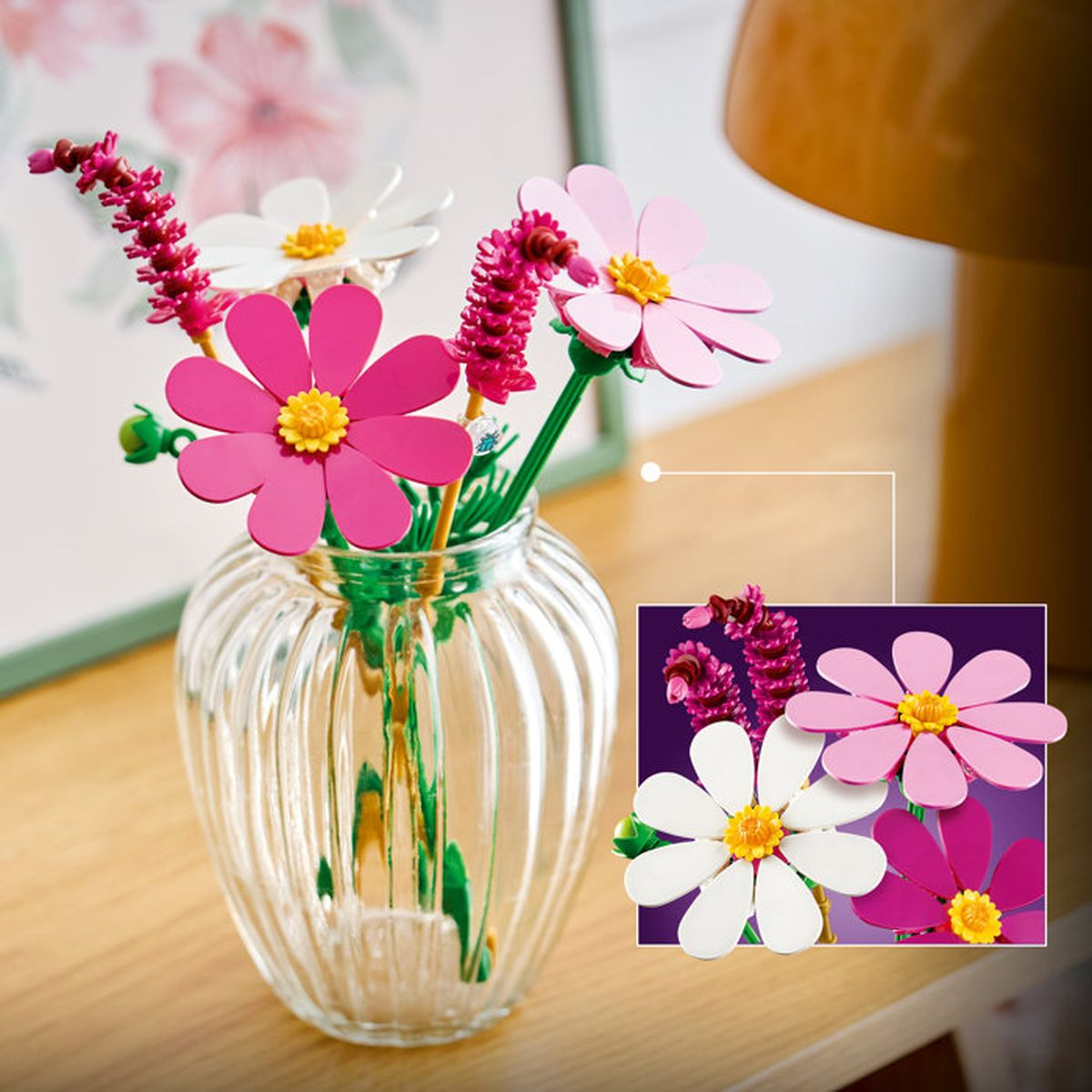 Fiori Lego colorati in un vaso di vetro, con un inserto.