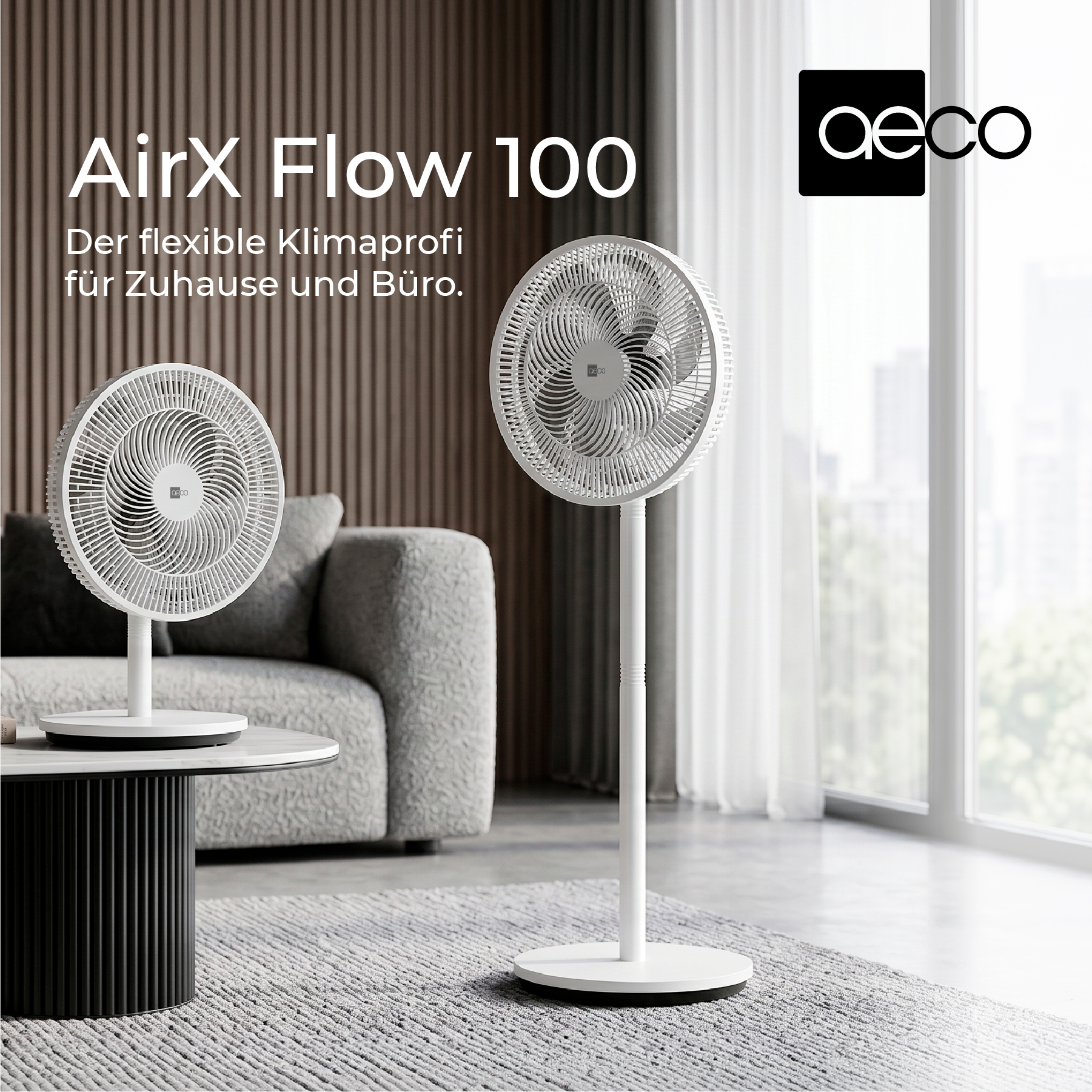 Zwei weiße Ventilatoren stehen in einem modernen Wohnzimmer.