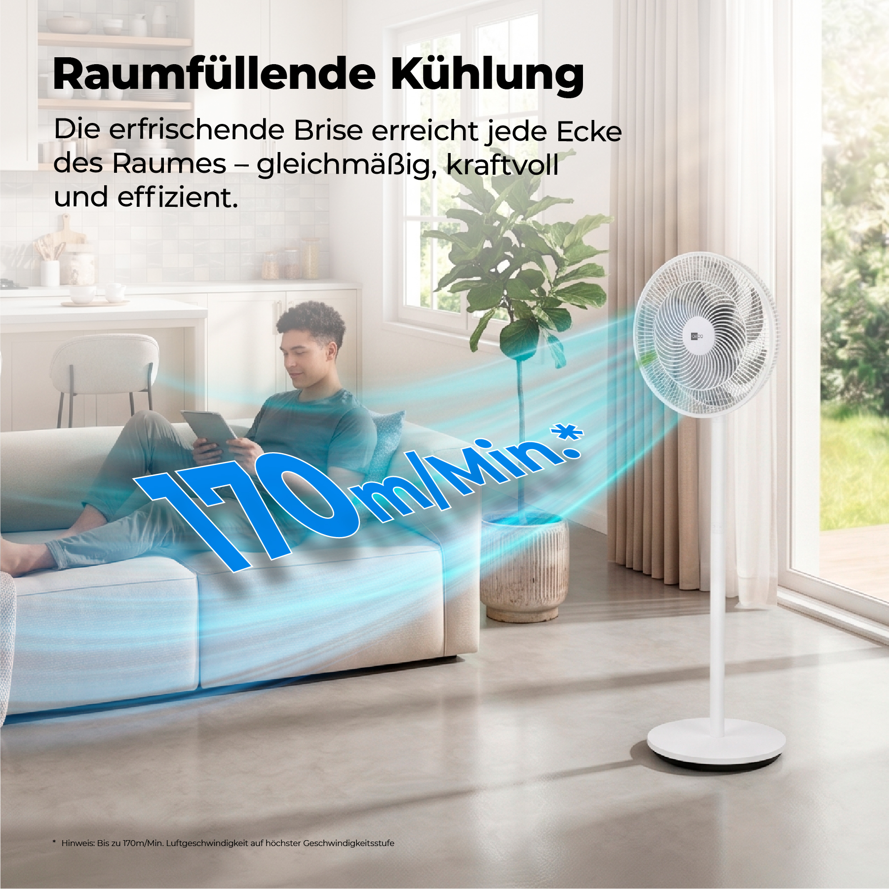 Ein Mann sitzt auf einem Sofa, ein Ventilator bläst Luft mit 170m/Min.