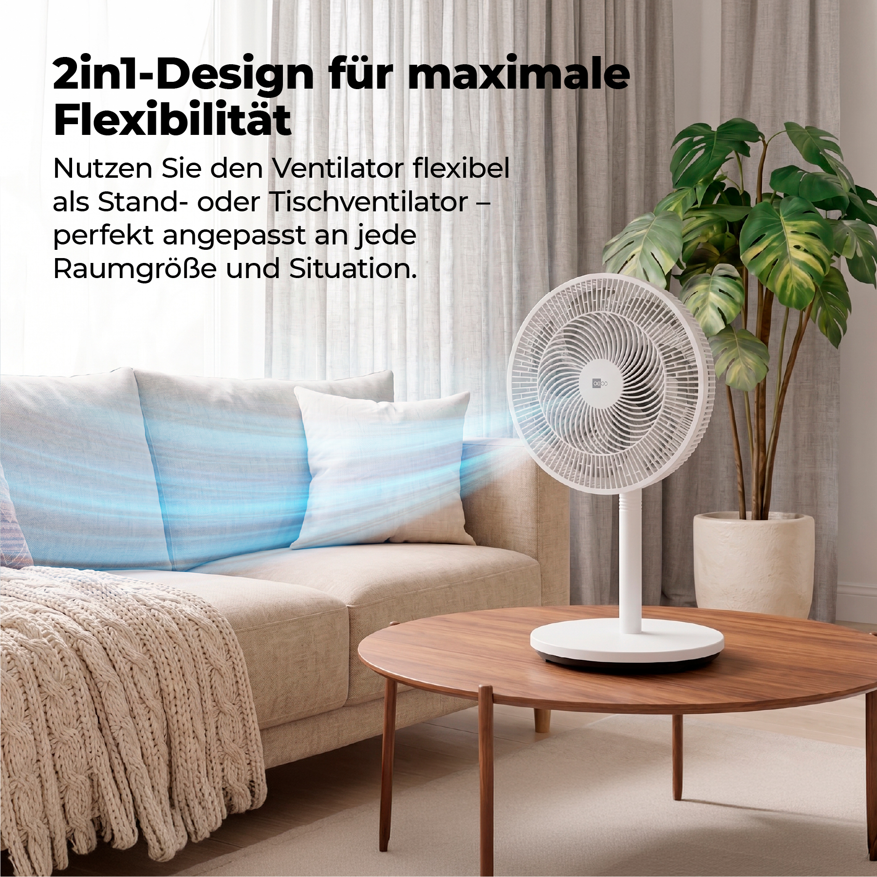 Ein weißer Standventilator steht neben einem Sofa, einem Couchtisch und einer Pflanze.