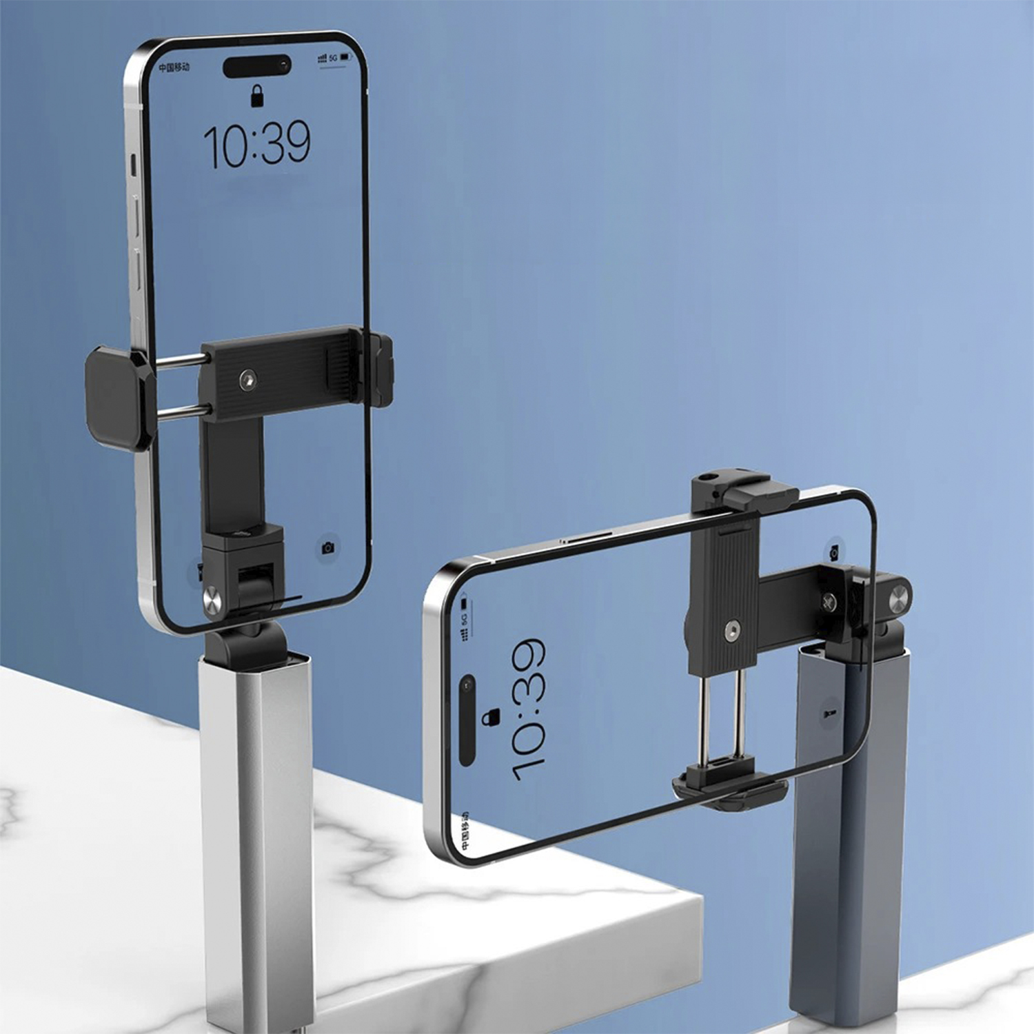 Due smartphone su supporti, uno verticale, uno orizzontale. Sfondo blu.