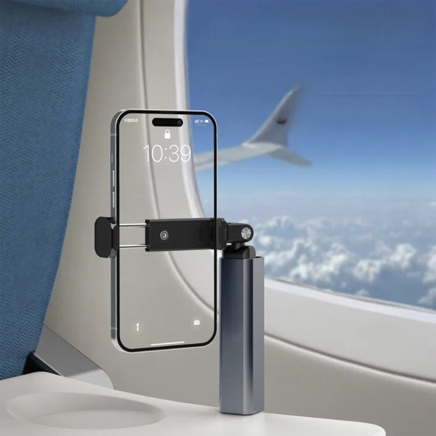 Telefono su supporto attaccato al tavolino di un aereo, ala nel cielo.