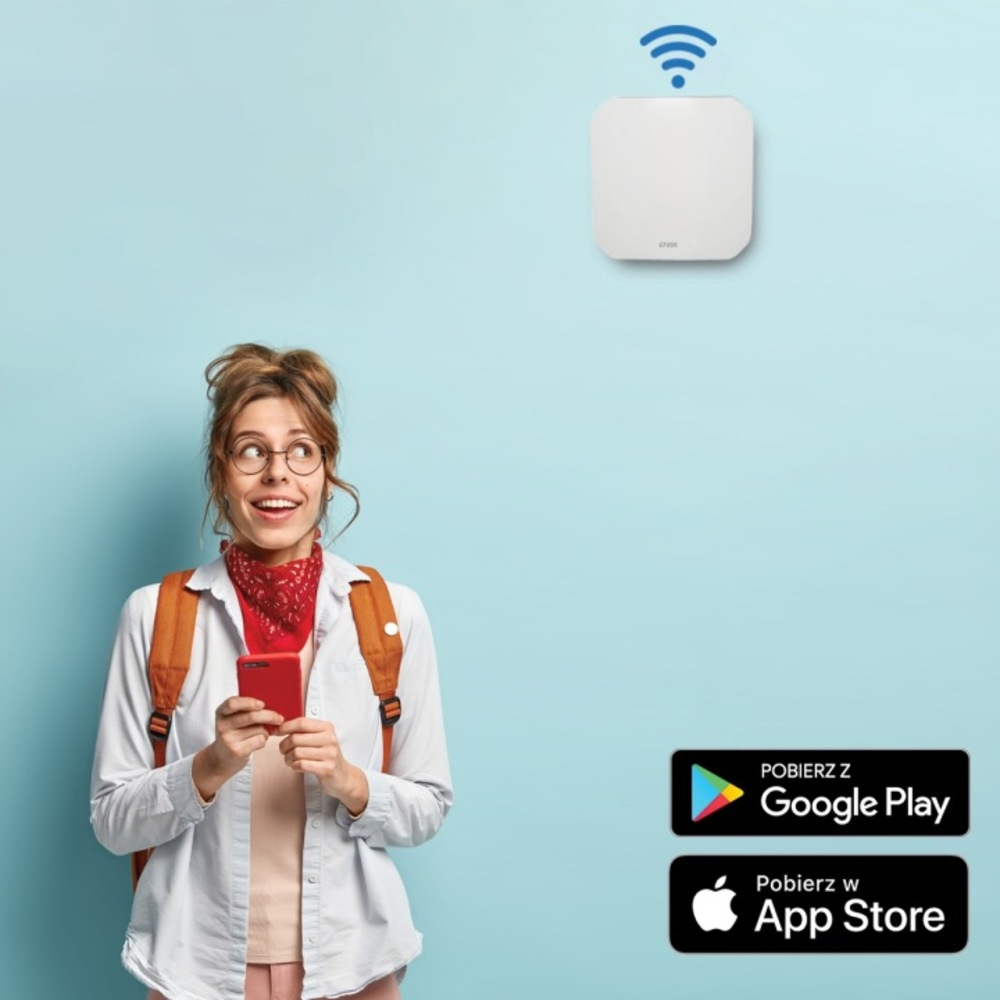 Kobieta z plecakiem trzyma telefon przed niebieską ścianą z routerem Wi-Fi.
