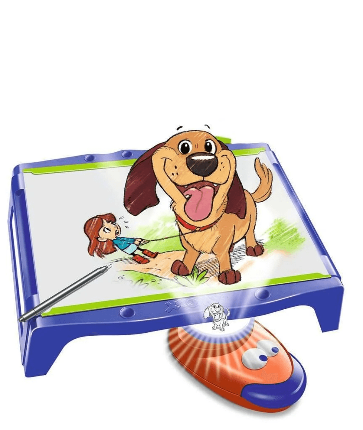 Un ragazzo tira un cane felice al guinzaglio su una lavagna da disegno.