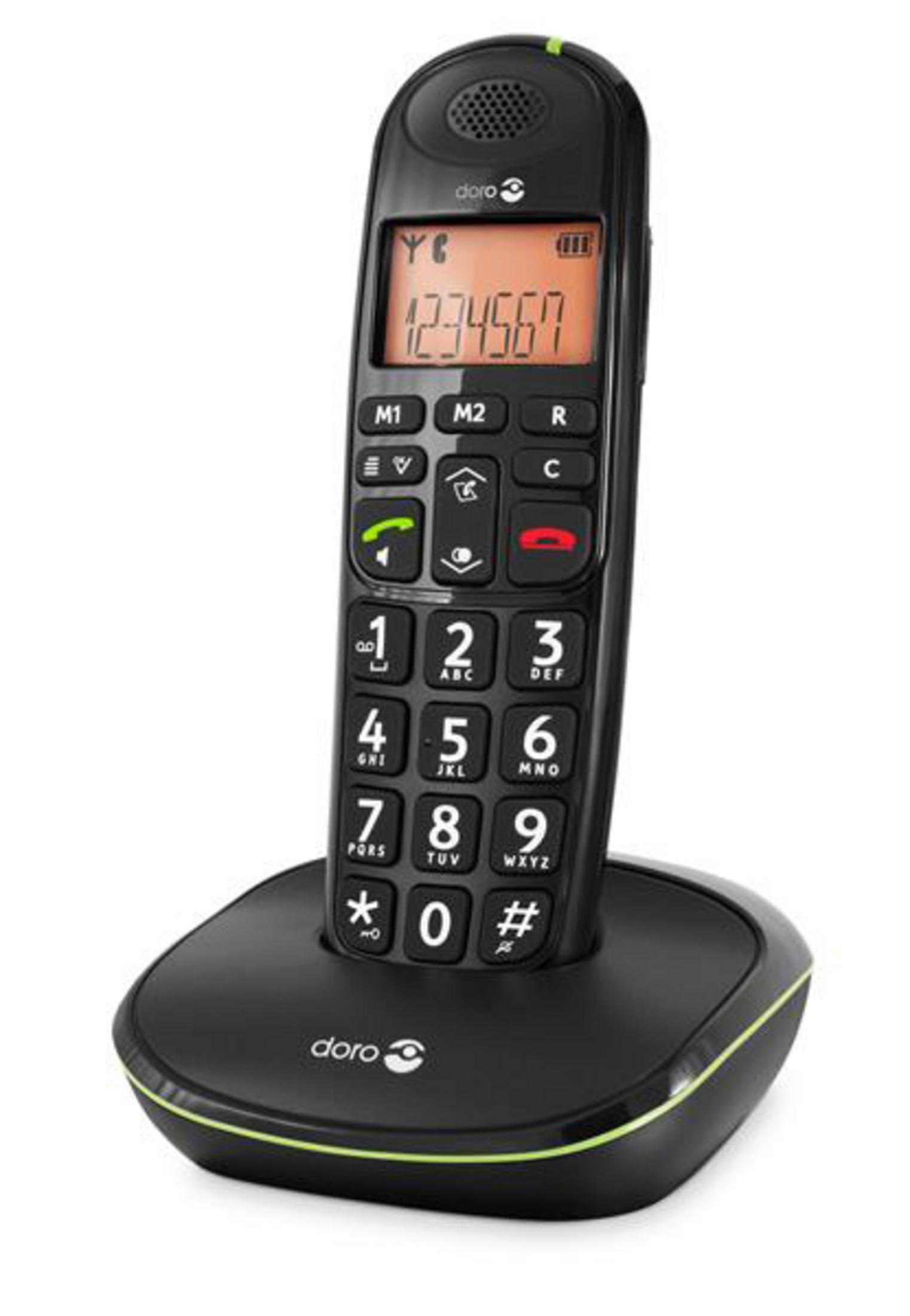 Ein schwarzes Doro-Festnetztelefon steht auf seiner Ladestation mit gr&uuml;nem Akzent.