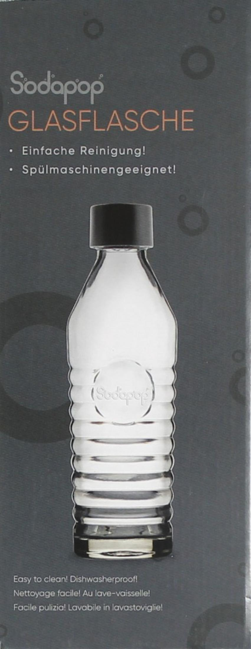 Eine SodaStream Glasflasche mit schwarzem Deckel auf grauem Hintergrund.