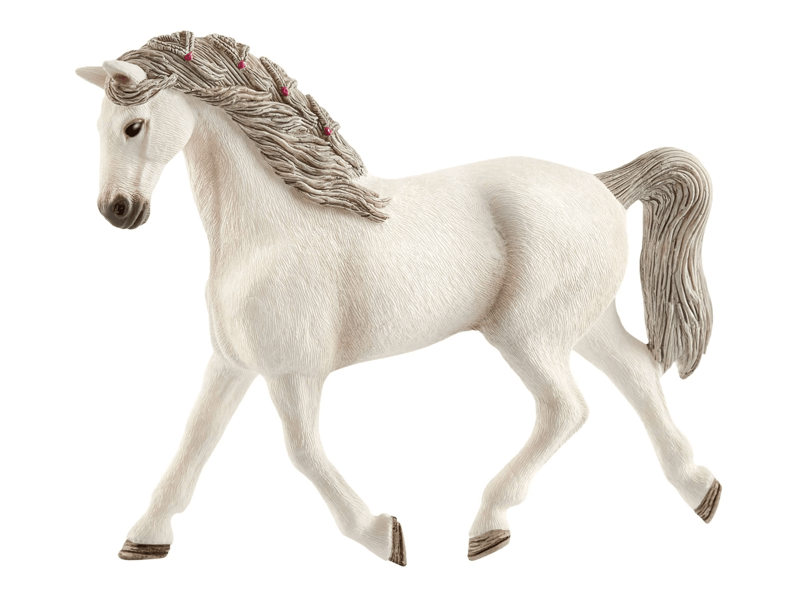 Statua di cavallo bianco con coda e criniera intrecciate, al galoppo verso sinistra su sfondo bianco.