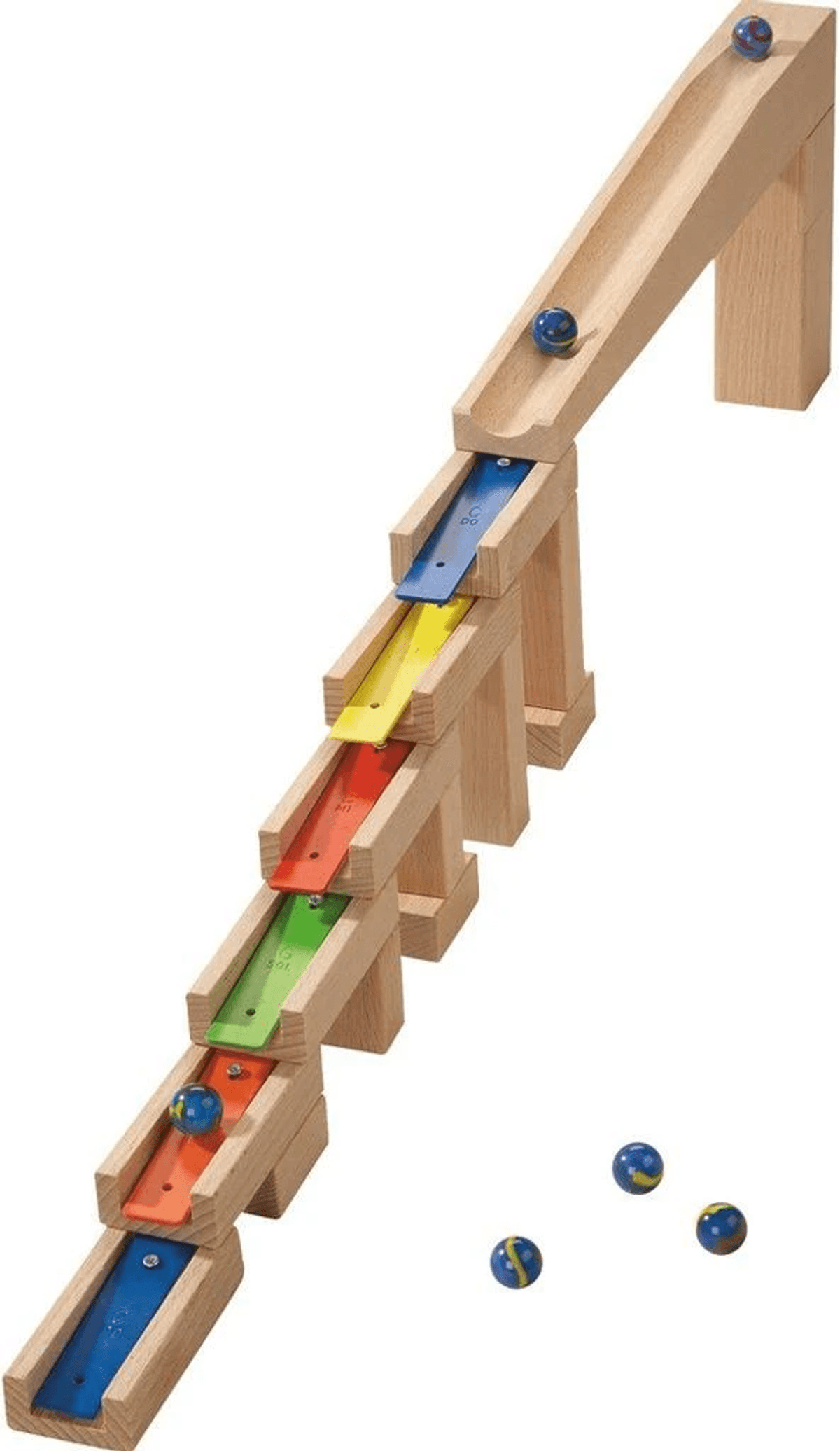 Holz-Murmelbahn mit bunten Bahnen und Murmeln, die herunterrollen.