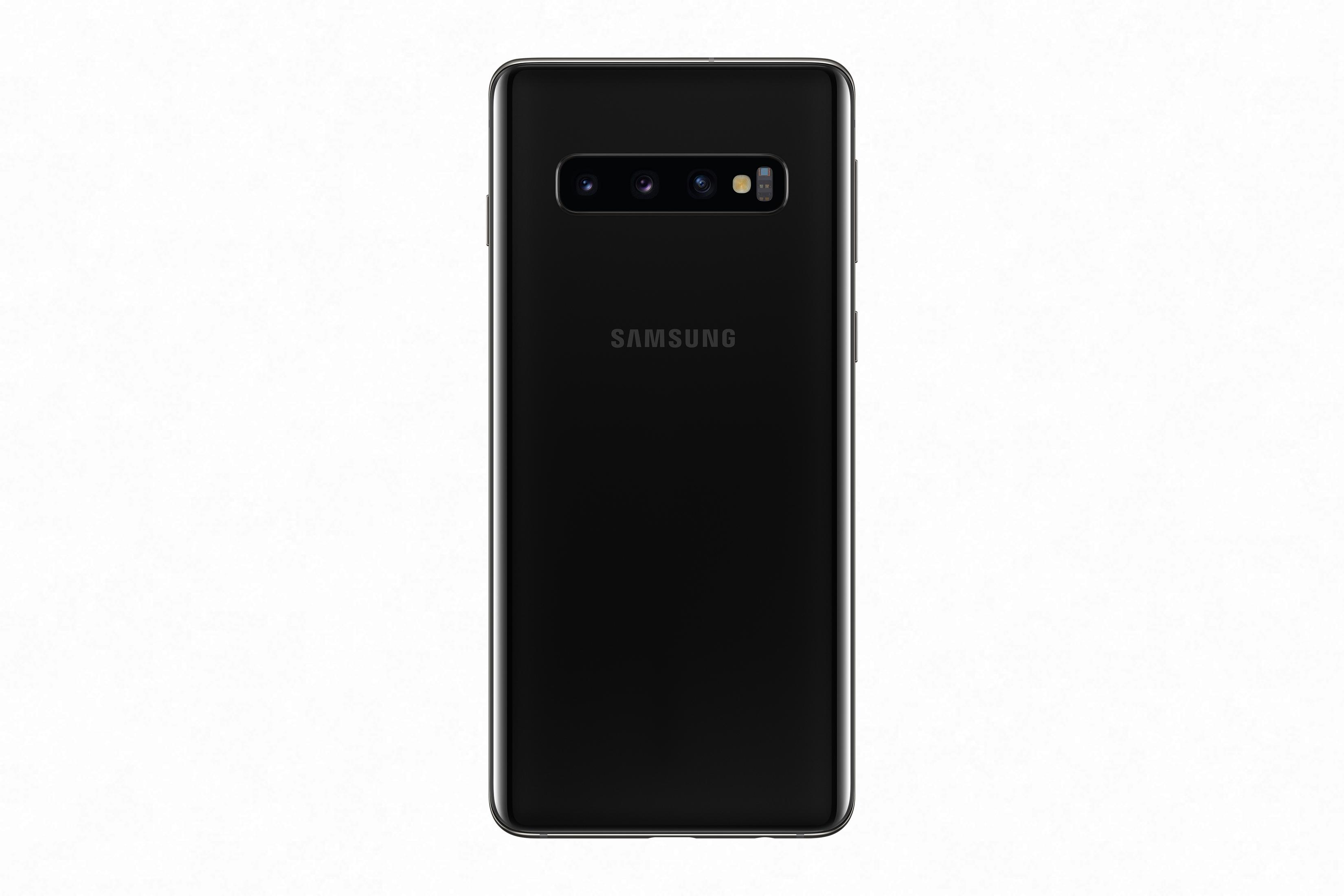 Parte trasera de un smartphone Samsung negro con cuatro lentes de cámara y flash.
