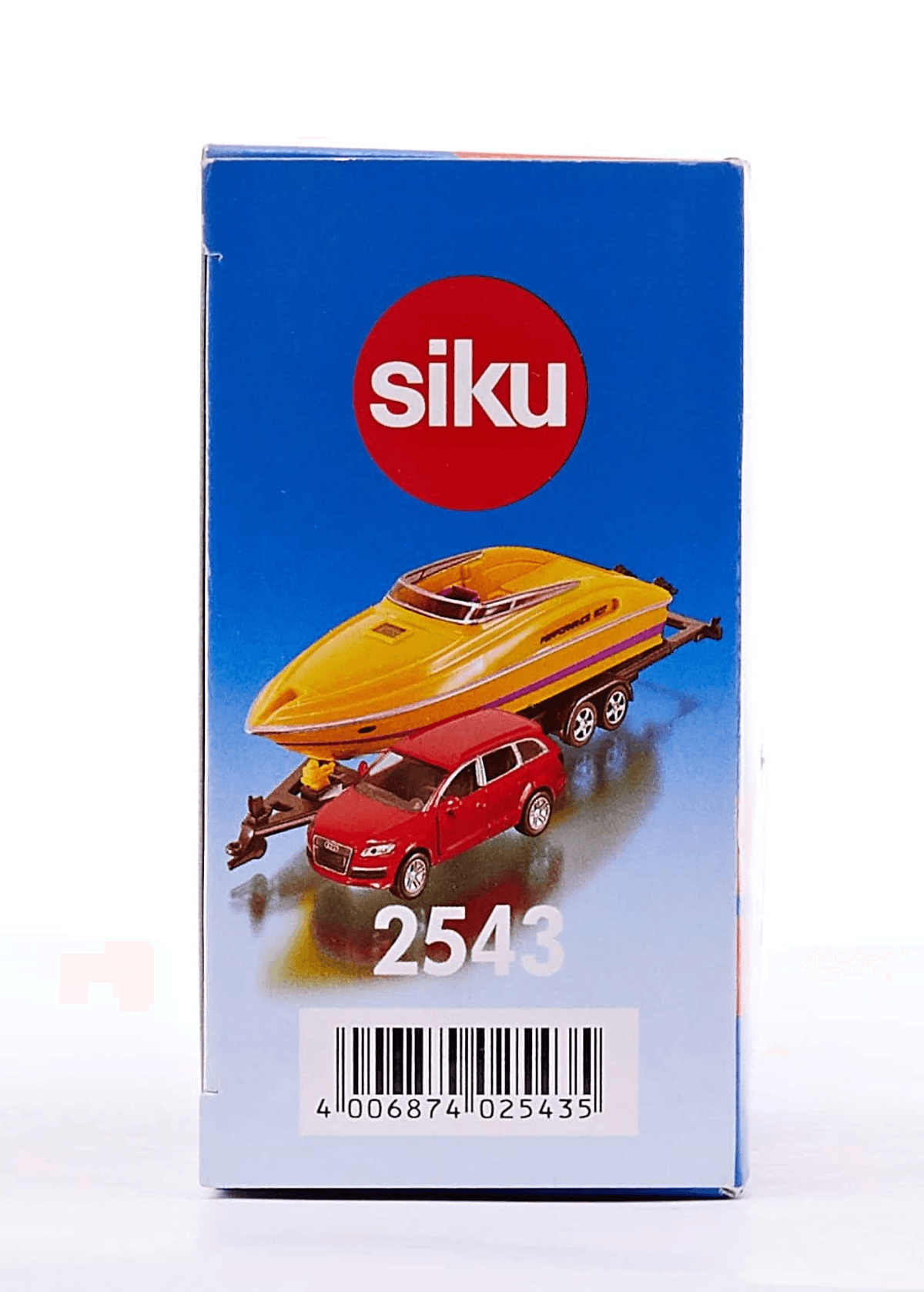 Un barco de juguete amarillo en un remolque tirado por un coche de juguete rojo.