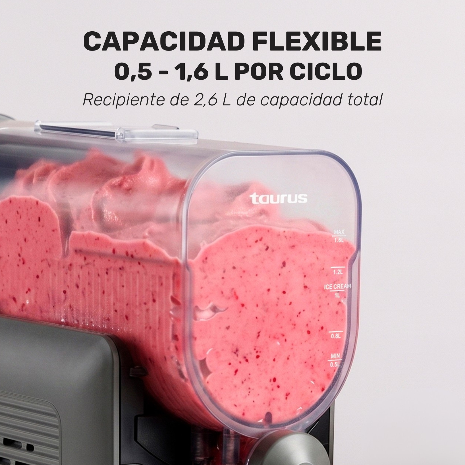Una máquina de helados con helado rosa, llena hasta la marca de 1,2L.