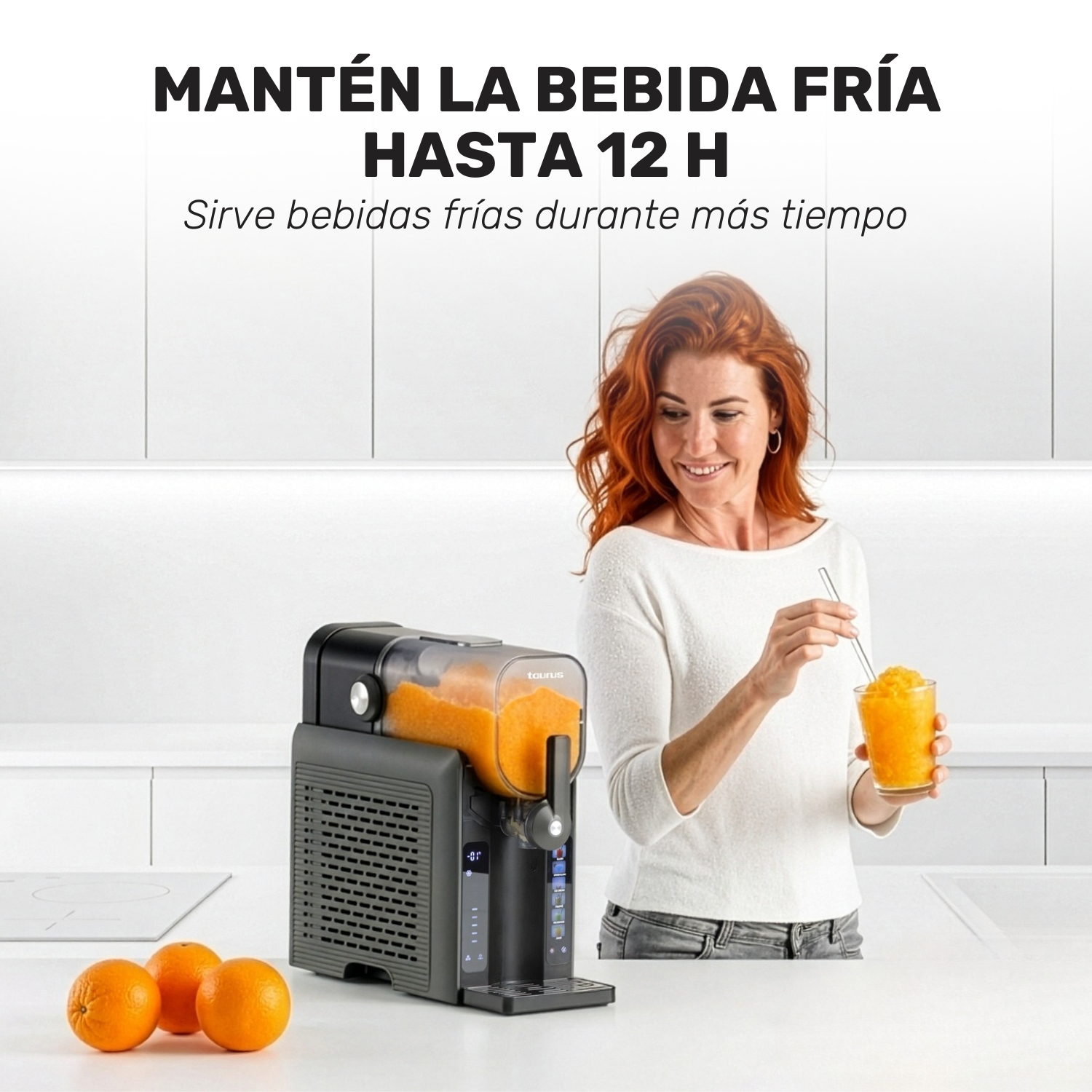 Mujer prepara bebida de naranja con máquina, naranjas cerca.